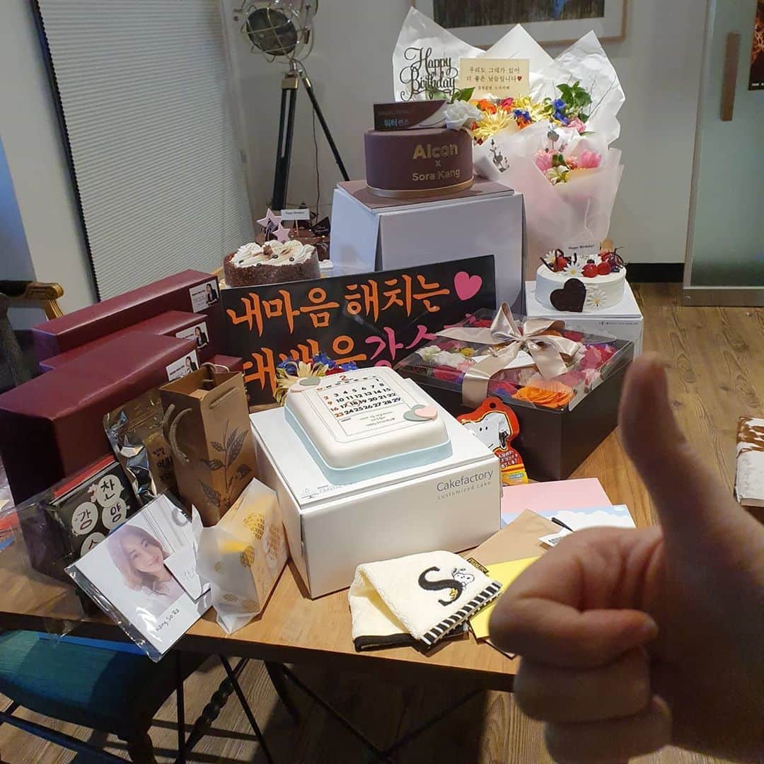 カン・ソラのインスタグラム：「#선물 #고마워요 #happybirthday #Alcon」