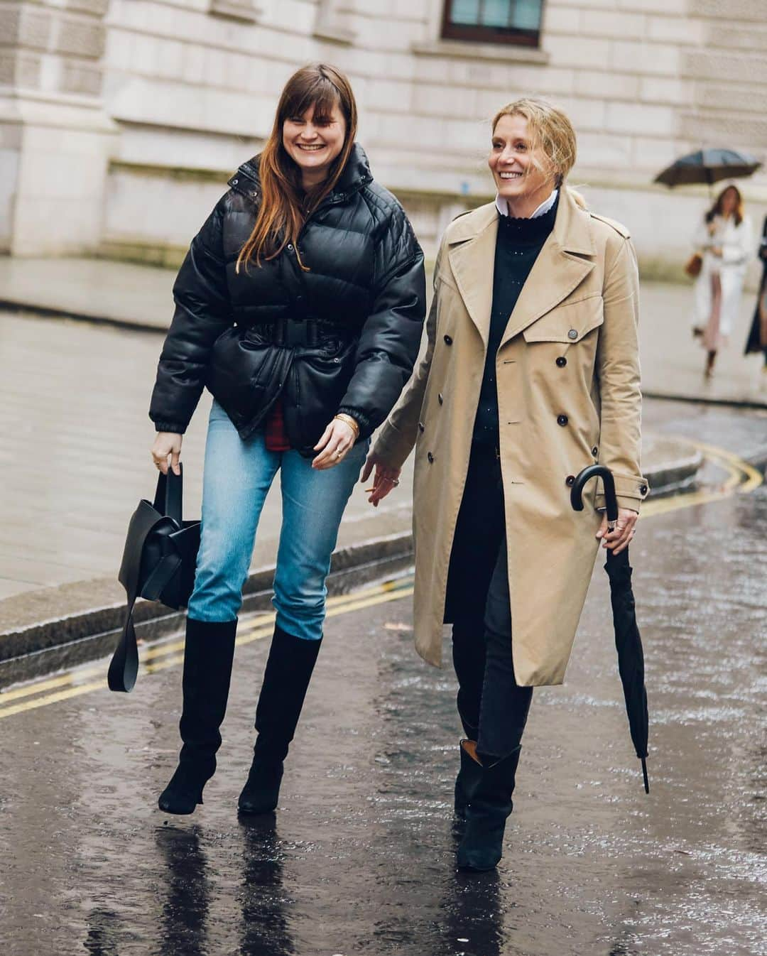 Vogue Parisさんのインスタグラム写真 - (Vogue ParisInstagram)「A lesson in rainy day style from the fashion pack in the streets of London at Fashion Week.  Pictures by @sandrasemburg」2月18日 23時12分 - voguefrance