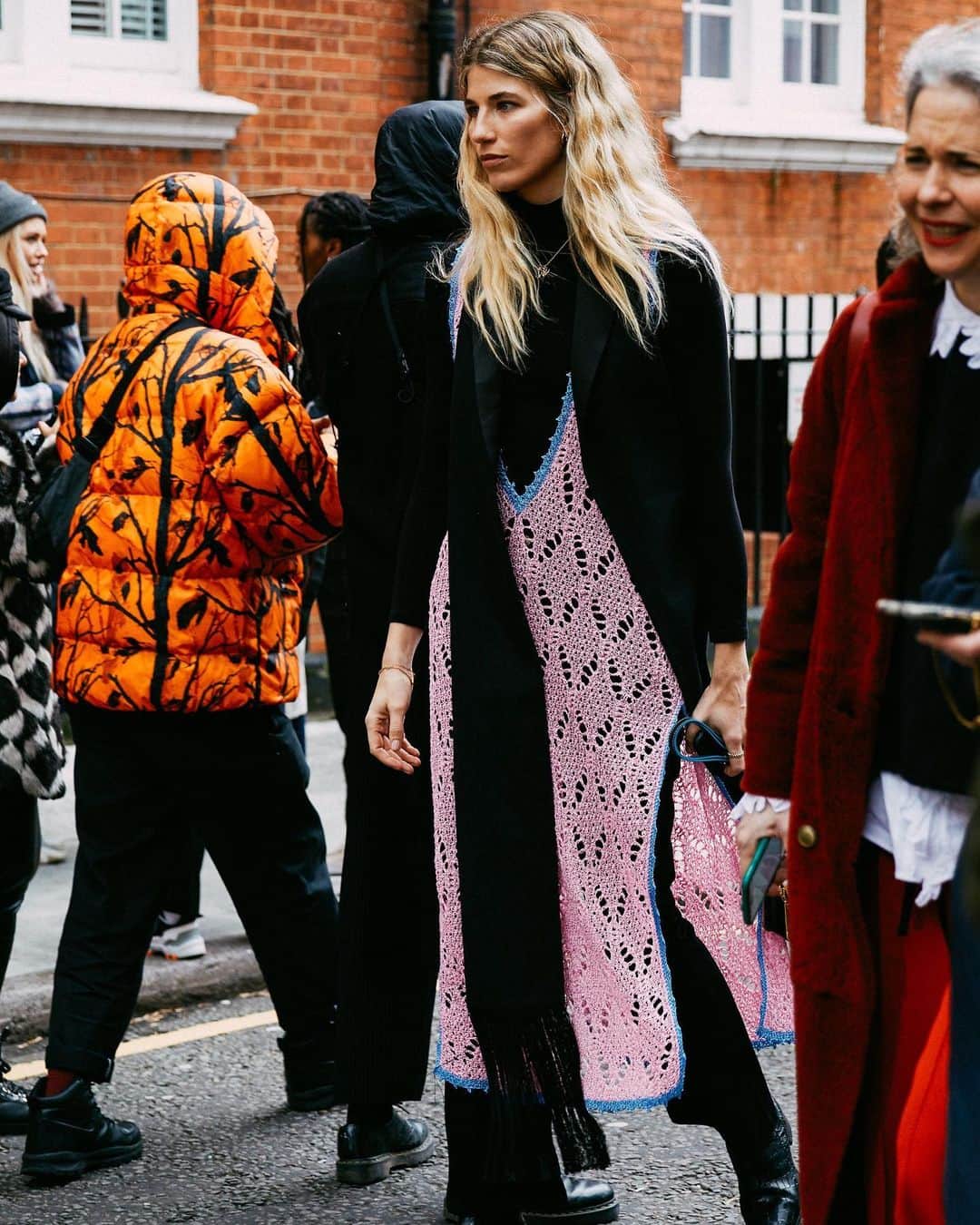 Vogue Parisさんのインスタグラム写真 - (Vogue ParisInstagram)「A lesson in rainy day style from the fashion pack in the streets of London at Fashion Week.  Pictures by @sandrasemburg」2月18日 23時12分 - voguefrance