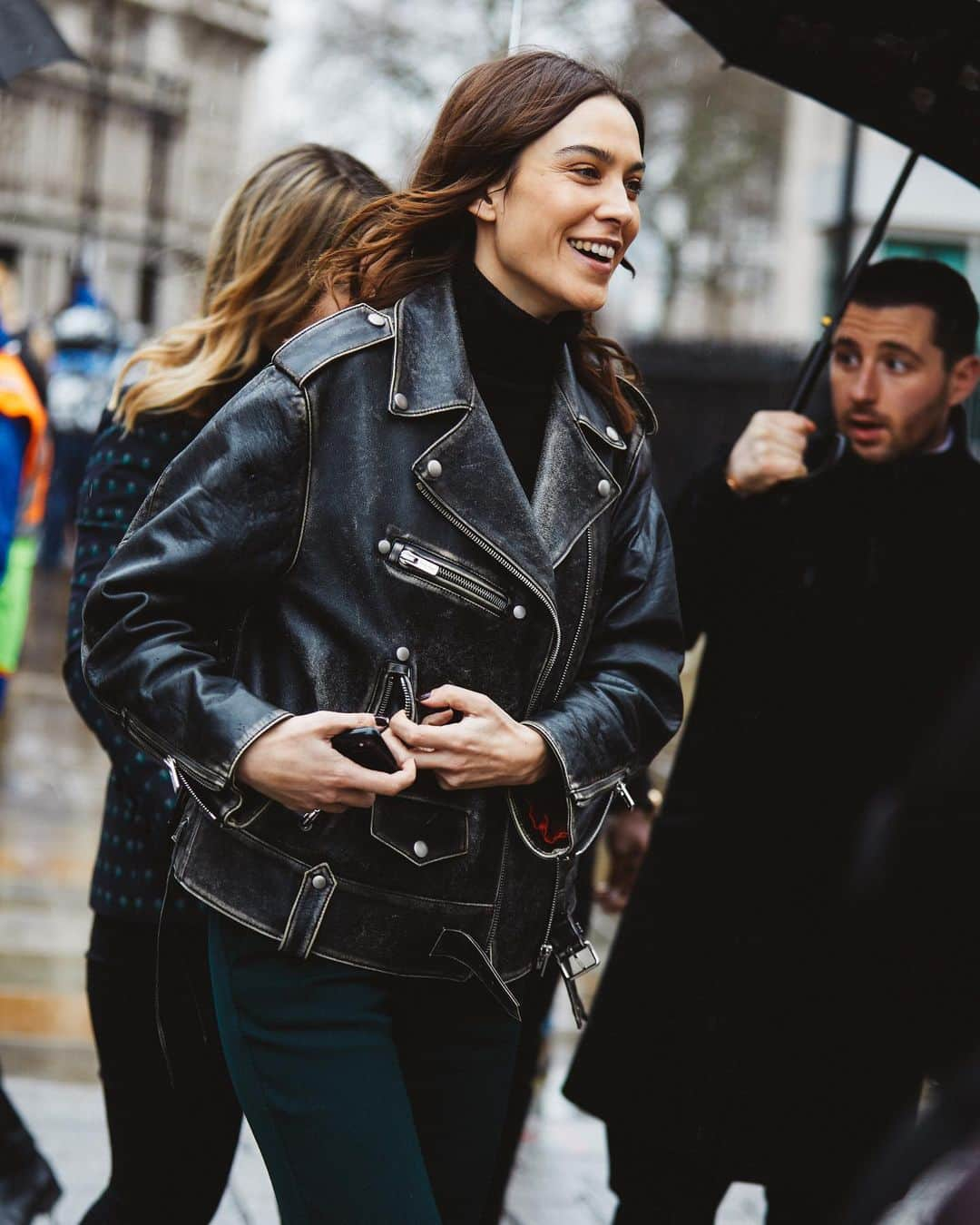 Vogue Parisさんのインスタグラム写真 - (Vogue ParisInstagram)「A lesson in rainy day style from the fashion pack in the streets of London at Fashion Week.  Pictures by @sandrasemburg」2月18日 23時12分 - voguefrance