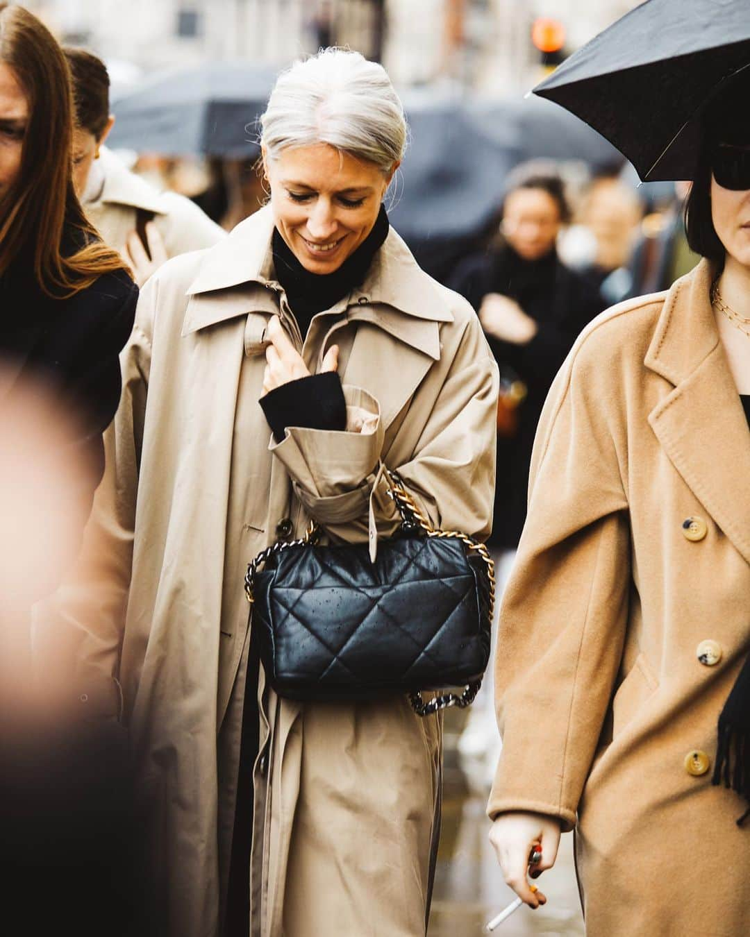 Vogue Parisさんのインスタグラム写真 - (Vogue ParisInstagram)「A lesson in rainy day style from the fashion pack in the streets of London at Fashion Week.  Pictures by @sandrasemburg」2月18日 23時12分 - voguefrance