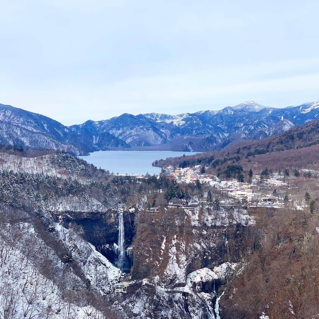 タビフク。のインスタグラム：「ここに来ると華厳滝ってホントに中禅寺湖から流れ出てるんだな〜とよーく分かる #tabifuku #bstbs #タビフク　#日光　#中禅寺湖　#華厳滝　#japan」