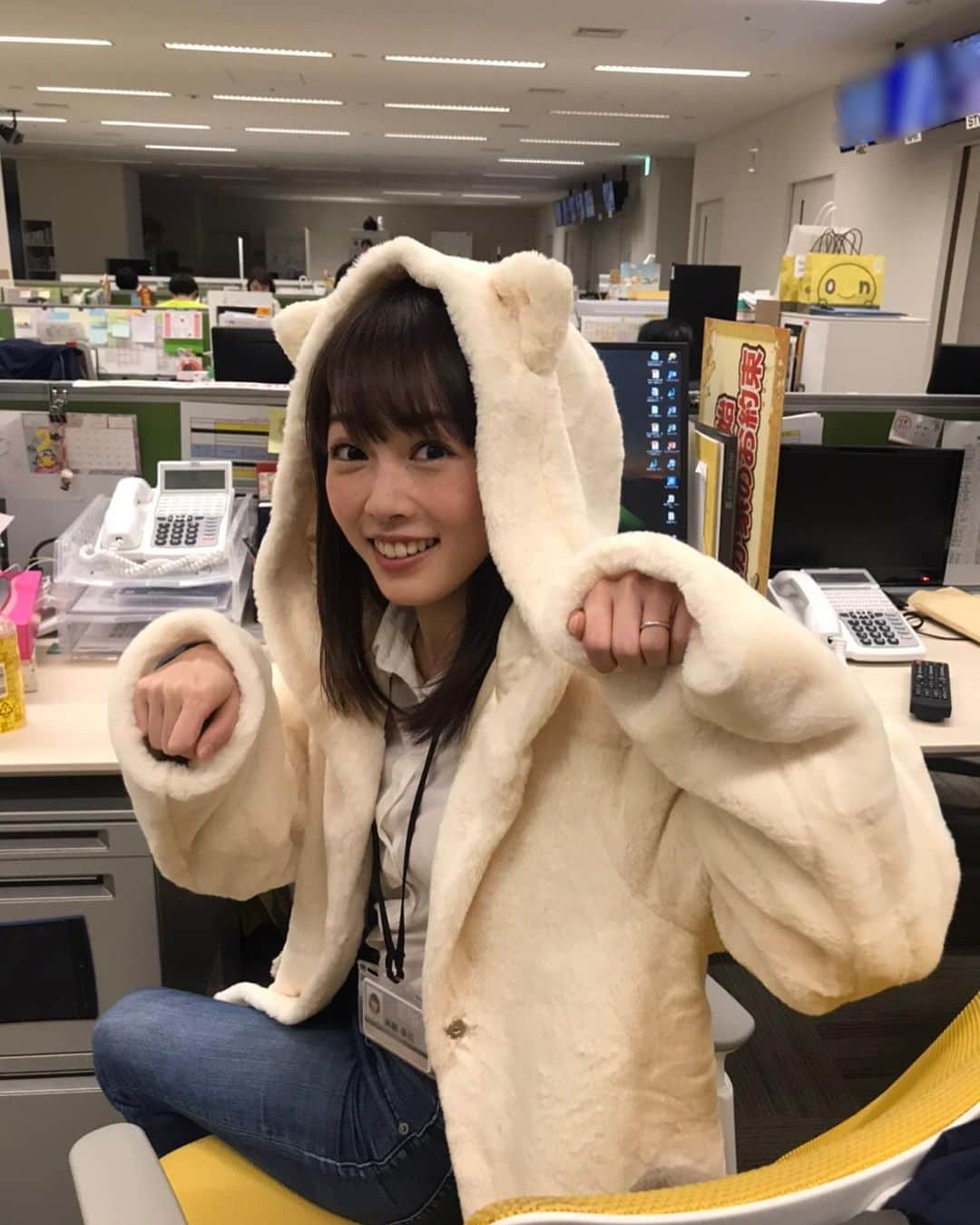 高橋春花のインスタグラム：「今日のイチオシ‼︎で紹介した ネコグッズ、全部ほしかった😍 #猫グッズ #後ろ姿も気を抜かない #おにぎりあたためますか #このあとすぐ #番宣にも気を抜かない #イチオシ #高橋春花 #HTB」