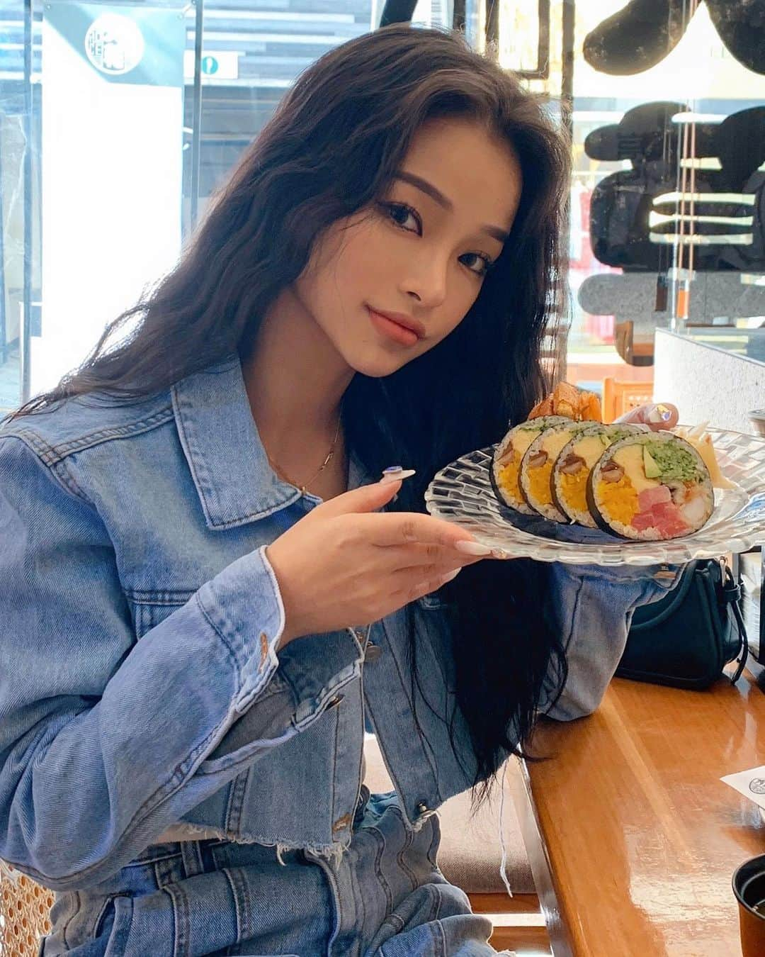 カン・ギョンミンさんのインスタグラム写真 - (カン・ギョンミンInstagram)「맛있는 곳 그리고 너무 추운 청청 🦹🏻‍♀️ . .  #굠민냠냠탐방🍽」2月18日 23時22分 - kkmmmkk