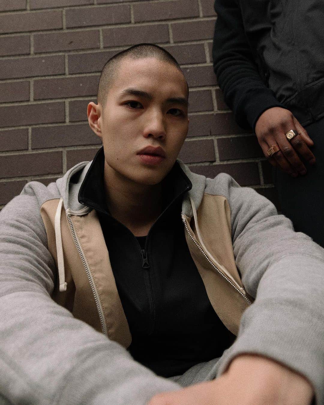 HYPEBEASTさんのインスタグラム写真 - (HYPEBEASTInstagram)「@hypebeaststyle: @junyawatanabeofficial is teaming up with @reigningchamp for a set of finely crafted terry fleece zip-up hoodies. Coming in “Heather Gray,” “Khaki” and “Black,” the hoodie sees a semi-relaxed fit with a construction that incorporates rich cotton twill and supple Japanese terry paneling. All three options are currently available at @h_lorenzo’s website for $1,165 USD each.⁠⠀ Photo: Junya Watanabe」2月18日 23時19分 - hypebeast