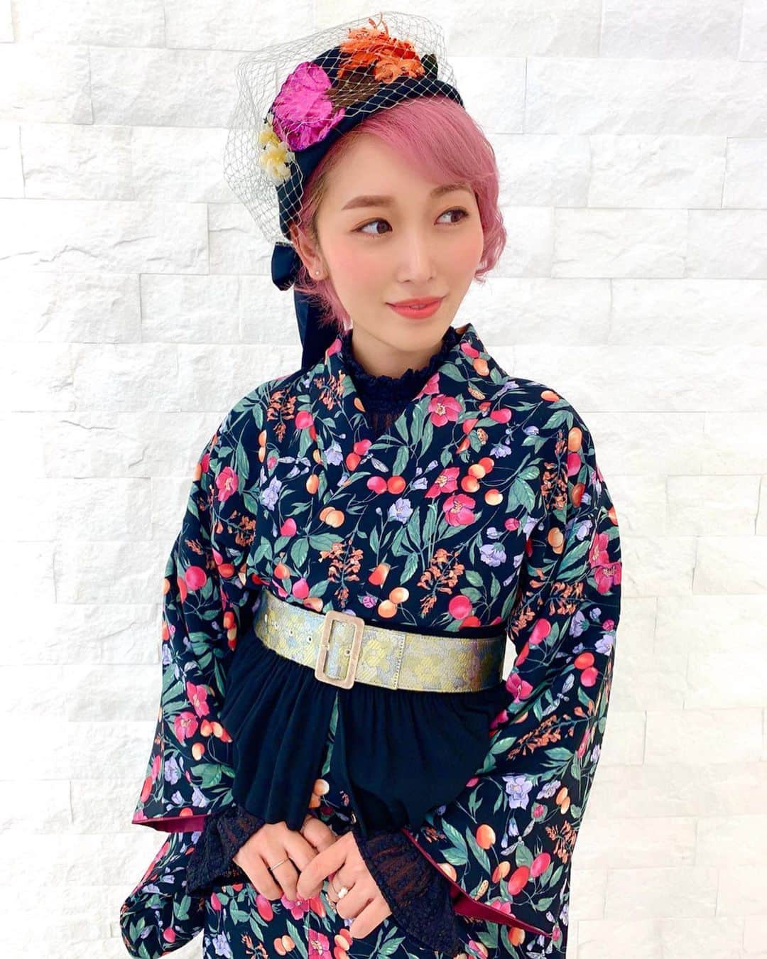くまみきのインスタグラム：「今回のU-fes衣装✨﻿ おNEWの帽子をメインにコーデを組んでみました💐﻿ ﻿ 着物/日暮里で見つけた生地を @kimonobynadeshiko で仕立ててもらったもの﻿ 帯ベルト/ @_k_i_i_r_o_ ﻿ ベルト/ @furfur_official ﻿ 帽子/ @baraironoboushi_official @paille.dor ﻿ チュールのインナー&ブーツ/ @gu_for_all_ @gu_global ﻿ ﻿ #着物コーディネート #着物コーデ #着物 #きもの #kimono #和洋折衷  #着物女子 #ufes #kimonostyle」