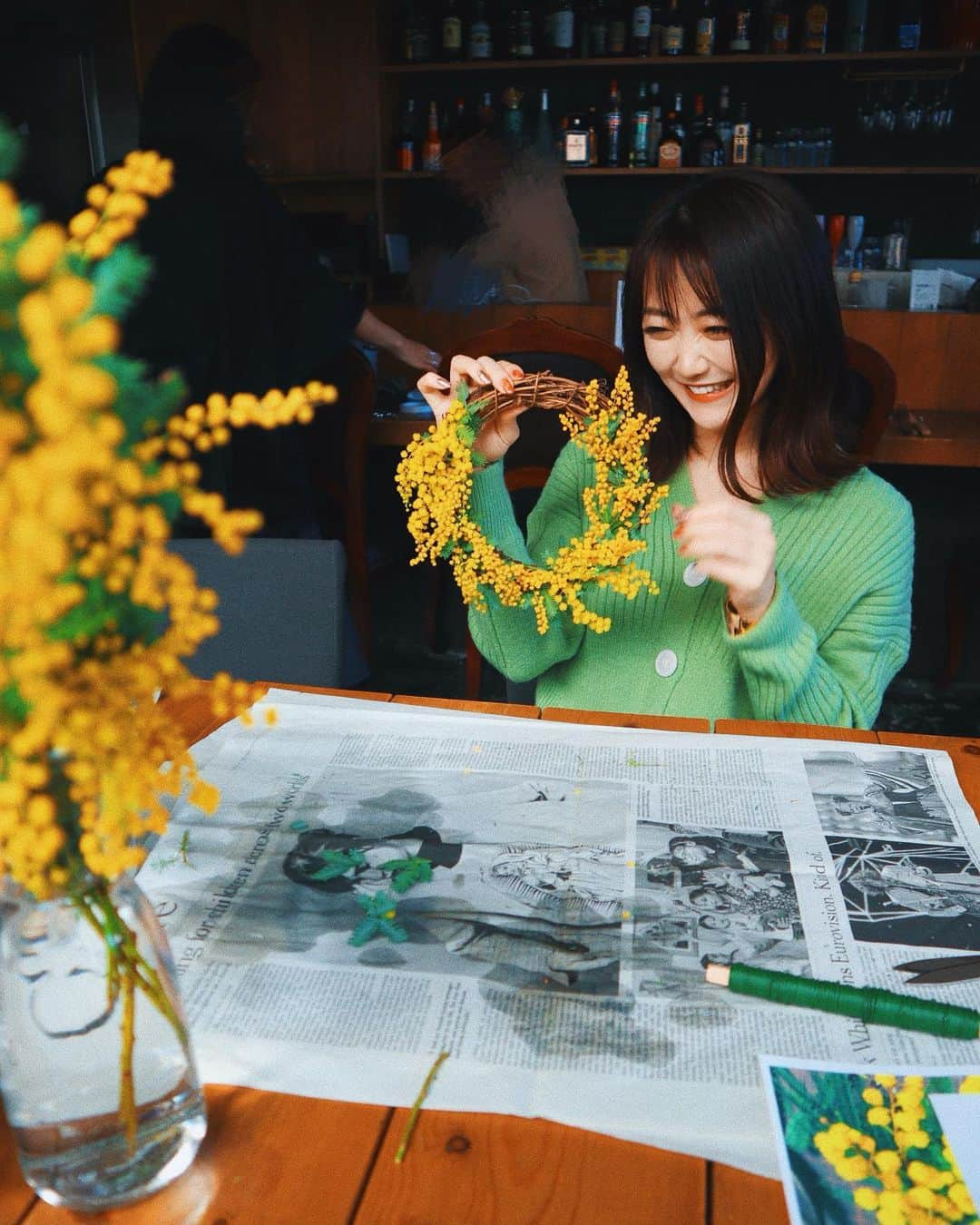 中島絢乃さんのインスタグラム写真 - (中島絢乃Instagram)「💐🏡🏵﻿ ﻿ ﻿ 大好きなお花屋さん﻿ あいのさん(@aino_______ )のワークショップに﻿ 姉妹で参加してきたよ👭❤️💐﻿ (ちなみに私は２回目の参加！😍)﻿ ﻿ ﻿ ﻿ ﻿ 今月のワークショップは、﻿ #ミモザ を使った#リース作り 💐💭🏵﻿ ﻿ こういう体験って大好きだから﻿ 本当に今日が楽しみでした…！！！！🥺💕💕﻿ ﻿ ﻿ ﻿ ﻿ ﻿ ﻿ ミモザの#花言葉 は、﻿ ☑︎感謝﻿ ☑︎思いやり﻿ など、温かい言葉ばかり💐✏️💭﻿ ﻿ ﻿ 3/8の#国際女性デー は﻿ ＂#ミモザの日 ＂とも呼ばれていて、﻿ 日頃の感謝の気持ちを込めて﻿ 男性から女性にミモザの花を送るんだって！💌🏵﻿ ﻿ なんて素敵な…🤭💭💐❤️﻿ ﻿ ミモザを贈りたくなるような﻿ 人間にならなきゃね！！🤔✨﻿ ﻿ ﻿ ﻿ ﻿ ﻿ ﻿ メインのリース作りは﻿ 楽しすぎて黙々と作業🎶🙌🏻💐﻿ ﻿ ﻿ ﻿ 途中テンション上がりすぎて、﻿ ﻿ はい！先生！🙋🏻‍♀️✨﻿ できました！先生！🙋🏻‍♀️✨﻿ 先生！助けてください！🙋🏻‍♀️✨←﻿ ﻿ こんな感じで楽しく終わりました🤣❤️❤️﻿ それぞれ大満足の出来栄え！🤣👏💐﻿ ﻿ ﻿ ﻿ ストーリーにも載せたけど、﻿ 3/8までこのワークショップやっているので﻿ 興味ある方は @atelier_flegel さんまでどうぞ💋﻿ ﻿ ﻿ ﻿ ﻿ 持ち帰って さっそくお家に飾ったよー！！😍🏠❤️﻿ #ドライフラワー になるのも楽しみだな😊💕💐﻿ ミモザと一緒に春を待ちます🌸💫 ﻿ ❤︎❤︎❤︎❤︎❤︎❤︎❤︎❤︎❤︎❤︎❤︎❤︎❤︎❤︎﻿ #中島姉妹#花のある暮らし」2月18日 23時28分 - nakajima_ayano