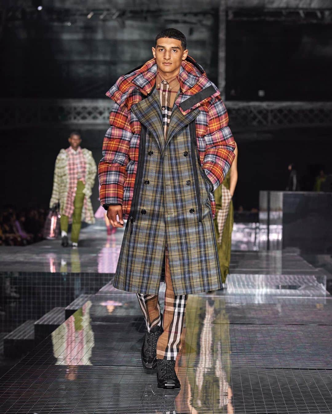 Burberryさんのインスタグラム写真 - (BurberryInstagram)「The #BurberryAutumnWinter20 runway unveiled a myriad of contrasting #BurberryCheck and plaid, spliced and layered across outerwear and hybrid shirt silhouettes . #BurberryShow #LFW」2月18日 23時37分 - burberry