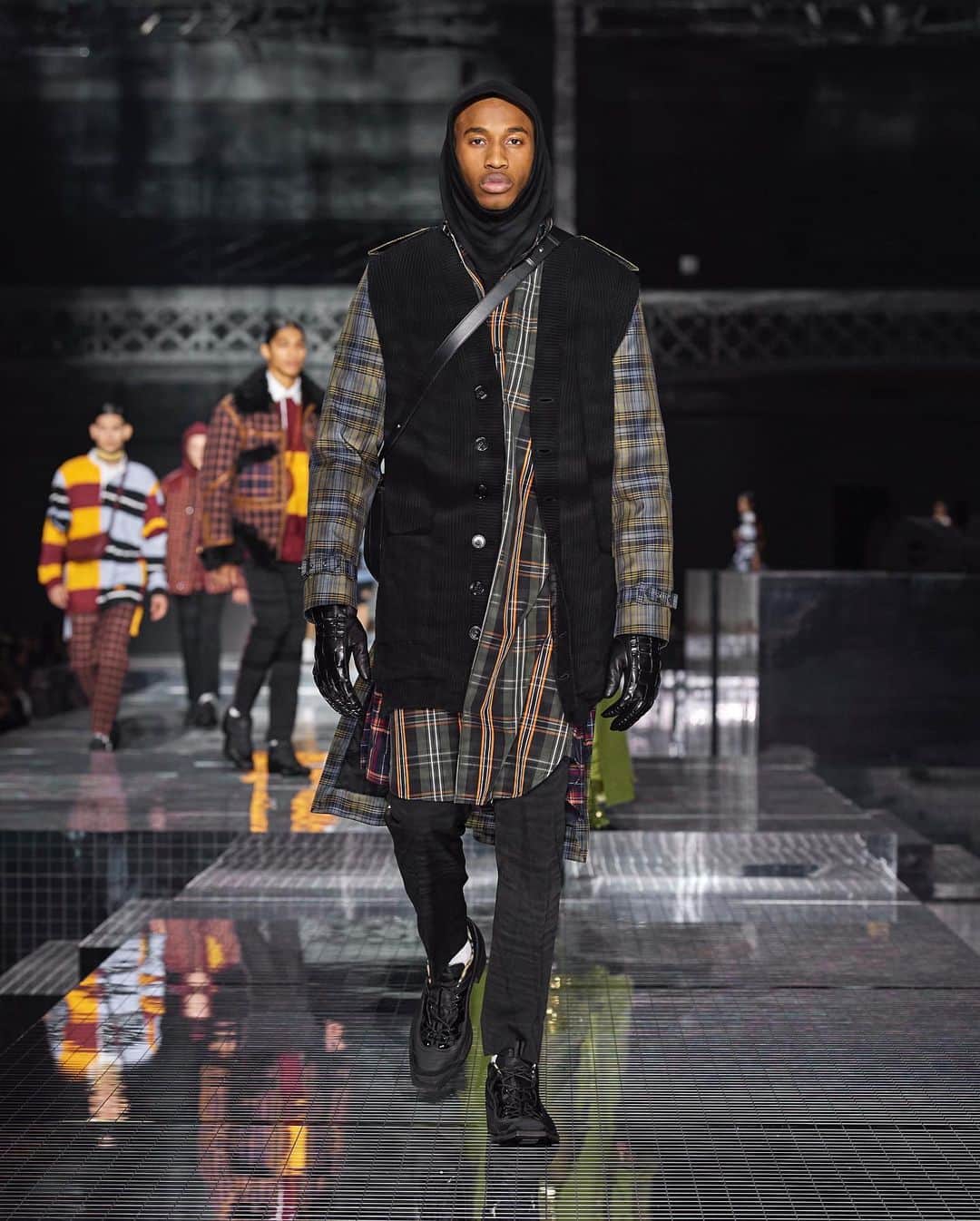 Burberryさんのインスタグラム写真 - (BurberryInstagram)「The #BurberryAutumnWinter20 runway unveiled a myriad of contrasting #BurberryCheck and plaid, spliced and layered across outerwear and hybrid shirt silhouettes . #BurberryShow #LFW」2月18日 23時37分 - burberry