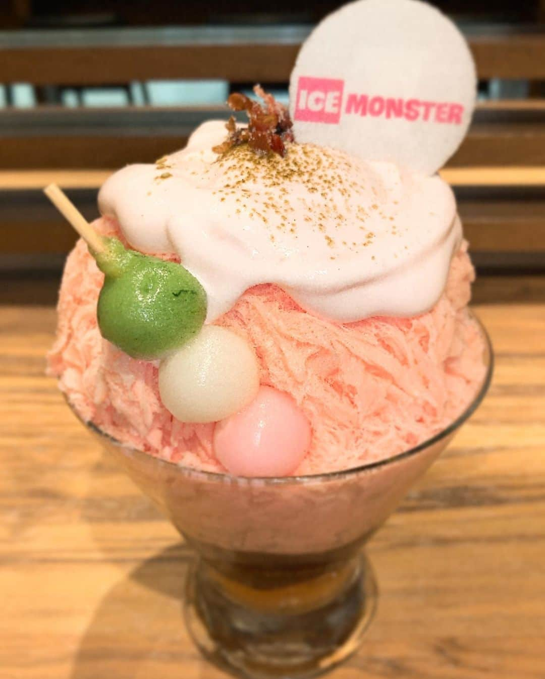 川崎成美さんのインスタグラム写真 - (川崎成美Instagram)「ICE MONSTERさんの春の新作メニューの試食会にふうちゃんと行ってきたよん💞💞💞 . 手に持ってるのは ・きなこわらびもちラテ(写真向かって左) きなこと黒蜜、豆乳をブレンドされたドリンクにわらびもちが入ってる🥺きなこの風味と豆乳が絶妙で美味しかったよー！ . ・TOFUチーズソイミルク(写真向かって右) 豆乳になめらかな豆腐とさっぱりとした甘さの蜂蜜にチーズフォームが入ってるドリンク！これはなんと言ってもヘルシー！！飲んでたら豆腐が口に入ってくる！豆腐とチーズフォーム合うのが不思議！カップもかわいい🥰 . 写真2枚目は ・さくらミルクパフェかき氷 さくらゼリー、あずき、わらびもちに桜ミルク氷を削り、桜の花びらとミニ三色団子をのせたパフェかき氷。これはザ・映え。だけど台湾かき氷特有のクリーミーなら氷であっという間に完食した〜🌸 .  3枚目は ・パクチー辛麺 コクのある特製スープに平打ち中華麺を合わせ、粗挽き唐辛子とふわふわ卵を乗せた辛麺。クセになる辛さ！！美味！！ . 4枚目ラスト！ ・パクチー麺 かつお出汁にそうめん、蒸し鶏とたっぷりのパクチーをトッピングしたライムの爽やかな酸味が香るエスニック風ヌードル。スパイシーかな？って思いきや身体に優しそうな味だった〜！ 春の新作、ぜひみんなも食べてみてね〜😊💞 . #ICEMONSTER #アイスモンスター #豆乳 #わらびもち #桜かき氷 #台湾辛麺　#パクチー麺 #梅田カフェ #名古屋カフェ #栄カフェ」2月18日 23時48分 - naru_1127