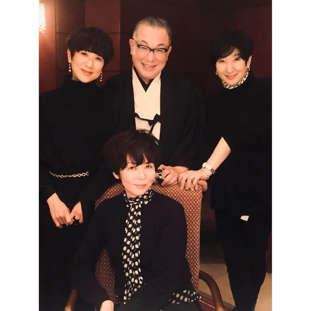 黒田知永子さんのインスタグラム写真 - (黒田知永子Instagram)「女史会@レセゾン 日比谷の夜に響く高笑い。  #レセゾン  #女史会 #個室が安心 #ご機嫌で何より #岩下尚史 @iwashita_hisafumi  #徳田郁子  @pyon8615  #佐伯敦子 @yunahica  #黒田知永子  #chiekokuroda」2月18日 23時42分 - kuroda_chieko