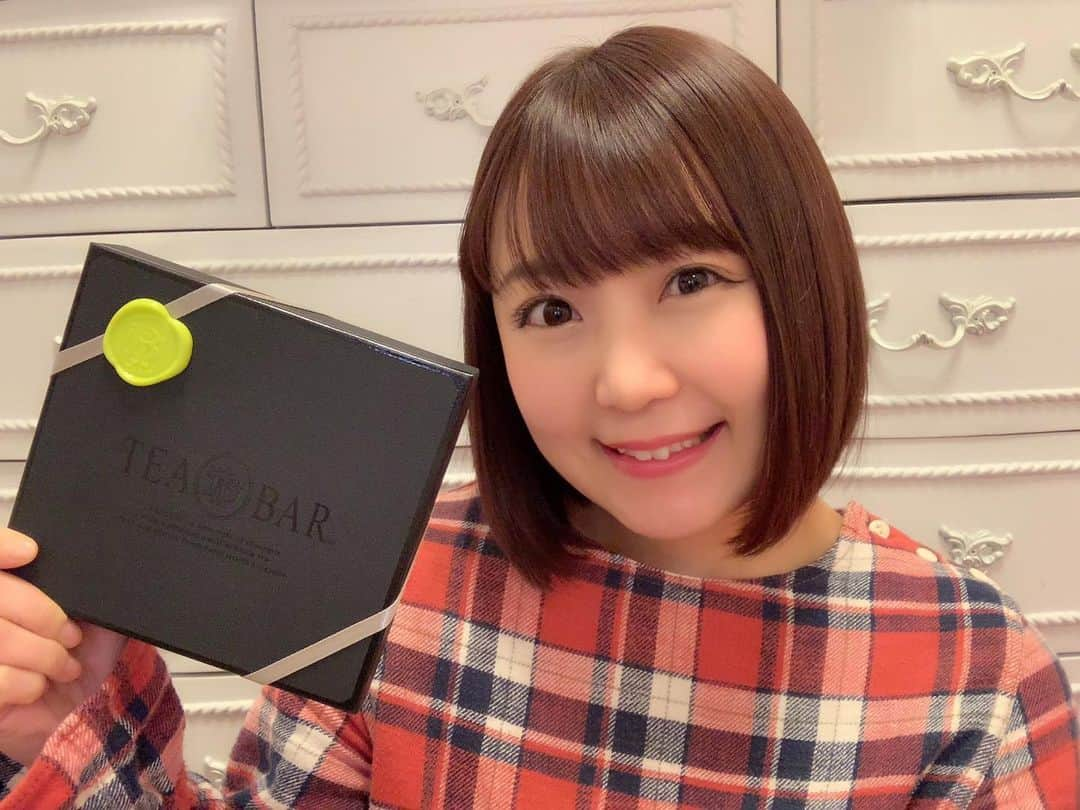 嶋梨夏さんのインスタグラム写真 - (嶋梨夏Instagram)「妹がバレンタインの時に贈ってくれたTEA BARの紅茶チョコがとっても美味しくて毎日少しずつ食べています🥰甘いものの趣味は家族みんなとことん合うのです🥳私も美味しい紅茶チョコ見つけたから早く渡さなきゃっ🍫💕💕💕 #TEABAR #ティーバー #モロゾフ #Morozoff #バレンタイン #valentine #チョコ #chocolate #紅茶 #tea #紅茶チョコ #紅茶好き #sweets #スイーツ女子 #アラサー女子 #甘党 #丸顔 #ショートボブ #ぷに子 #photooftheday #JAPAN #japanesesweets #japanesegirl #avex #avexmanagement #instagood #followme #極度の甘党 #ricashima #嶋梨夏」2月18日 23時44分 - shimarica_jp