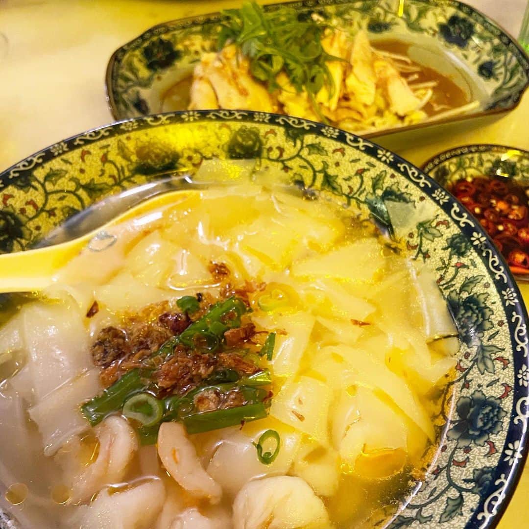 荒尾茉紀のインスタグラム：「仕事終わりで、気になってたマレーシア料理店へ🇲🇾1人でいたら、隣にいたアメリカ人が一緒に食べようって声かけてくれた🎶知らない単語も教えてくれて感謝😊 #sydney #マレーシア料理 #dinner #留学 #thankyou #夜なのに食べちゃった💦」