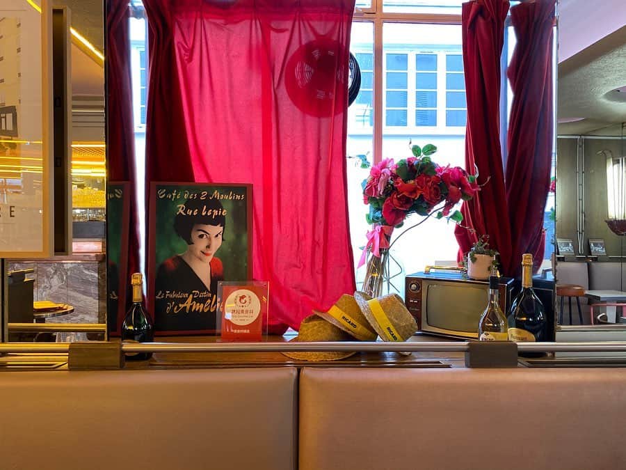 山尾梨奈さんのインスタグラム写真 - (山尾梨奈Instagram)「🥄 映画「Amelie」でアメリが働いている Café des 2 Moulins、本当にありました👏 映画に出てくるあのシーンみたいに クレームブリュレをスプーンで割って食べたよ. . 6枚目からも映画に出てくる場所 私が1番好きなアメリとニノのシーン💭📞 このサクレクール寺院は中が教会で 後退りしちゃう程立派なキリスト像がいました 朝陽浴びながらパワーいっぱい貰ったよ. . 「Amelie」はお気に入りの映画で 飛行機の中でも2回見ました👓 フランス映画だと「Mood Indigo」も好き. . . 元々セーヌ川の橋に着けられてた南京錠は 鍵の重みで橋が崩落してから撤去されて こういう所に着けてるみたいです☝️. . . #ヨーロッパ #フランス #フランス旅行 #パリ #パリ旅行 #amelie #アメリ #cafedes2moulins #カフェデドゥムーラン #クレームブリュレ #サクレクール寺院 #moodindigo #ムードインディゴ #フランス映画」2月18日 23時58分 - yamarina_1210