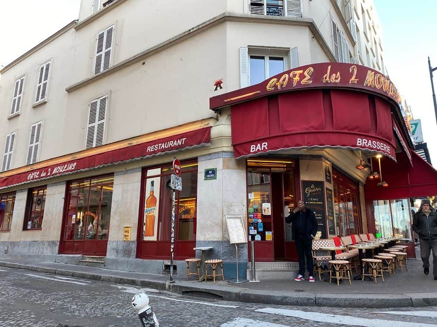山尾梨奈さんのインスタグラム写真 - (山尾梨奈Instagram)「🥄 映画「Amelie」でアメリが働いている Café des 2 Moulins、本当にありました👏 映画に出てくるあのシーンみたいに クレームブリュレをスプーンで割って食べたよ. . 6枚目からも映画に出てくる場所 私が1番好きなアメリとニノのシーン💭📞 このサクレクール寺院は中が教会で 後退りしちゃう程立派なキリスト像がいました 朝陽浴びながらパワーいっぱい貰ったよ. . 「Amelie」はお気に入りの映画で 飛行機の中でも2回見ました👓 フランス映画だと「Mood Indigo」も好き. . . 元々セーヌ川の橋に着けられてた南京錠は 鍵の重みで橋が崩落してから撤去されて こういう所に着けてるみたいです☝️. . . #ヨーロッパ #フランス #フランス旅行 #パリ #パリ旅行 #amelie #アメリ #cafedes2moulins #カフェデドゥムーラン #クレームブリュレ #サクレクール寺院 #moodindigo #ムードインディゴ #フランス映画」2月18日 23時58分 - yamarina_1210