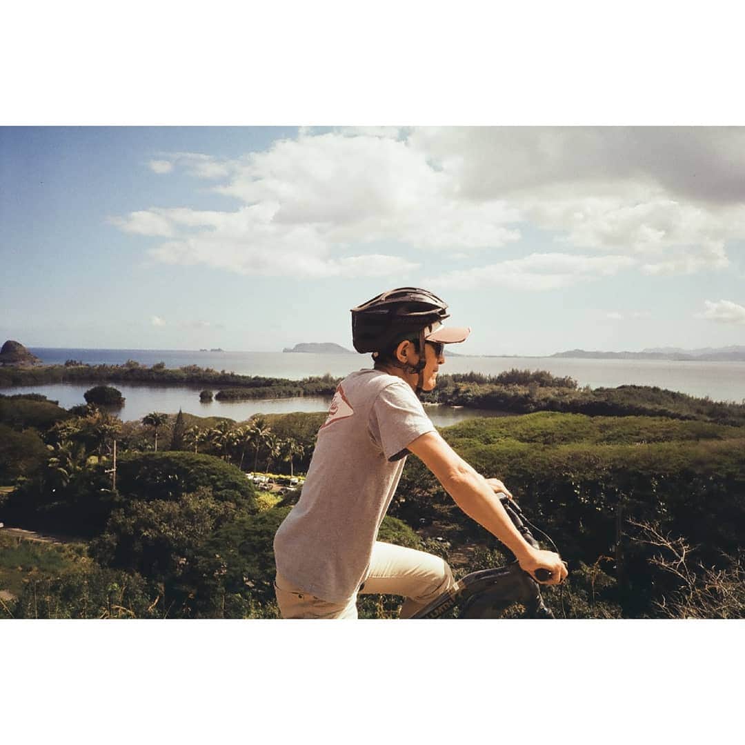 牧野莉佳さんのインスタグラム写真 - (牧野莉佳Instagram)「少し前の、父との旅行☺︎ 色んなアクティビティしたけど、ダイアモンドヘッドから見える景色が一番綺麗で好きだったな⛰️ . #film #hawaii」2月19日 0時01分 - makino_rika