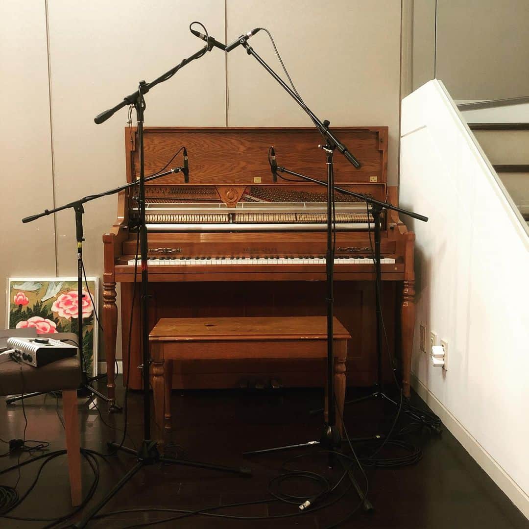 チャン・ギハのインスタグラム：「피아노에 오늘 하루를 갈아 넣었다 #workingonsomething」