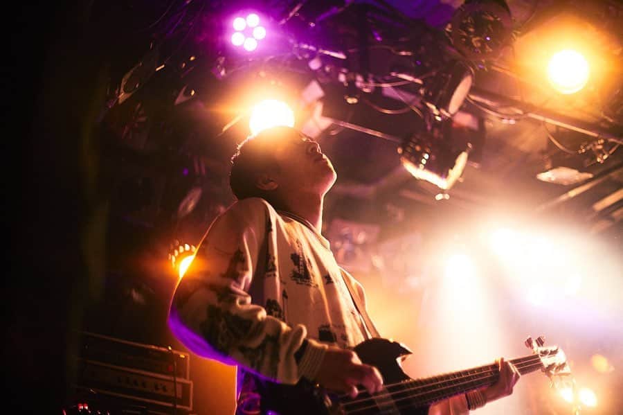 のインスタグラム：「今日もライブ楽しかった〜〜〜🌝 @thursdaysyouth  次は 2/23名古屋ツーマン 2/24大阪ツーマン photo by @aimaimoco_  その前には2/22ソロベースツーマン  ツーマンスリーデイズ🌝」