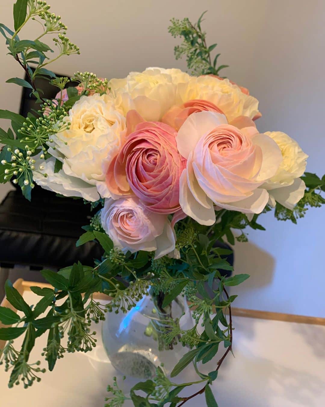 朝風れいさんのインスタグラム写真 - (朝風れいInstagram)「soooo beautiful😍😍😍 ・ ・ ・ 花粉症で昨晩は全然眠れなかったのですが、朝一番からお花のお蔭で笑顔になれる(❁´ω`❁) 昔はそんなに興味なかったけど、いつの間にか生活の中にお花がある事の幸せ、気付けて良かったな♡ ・ ・ ・ #birthdaypresent #flowers #bouquet #rose #cute #beautiful #花 #花のある暮らし #バラ #薔薇 #ブーケ #thankyou」2月19日 0時22分 - rei.wd