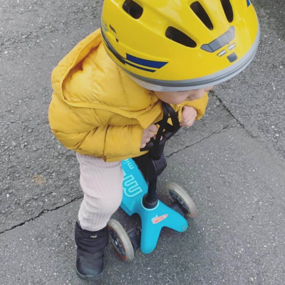 安田美沙子さんのインスタグラム写真 - (安田美沙子Instagram)「ドクターイエローのヘルメット✨帽子とか嫌いだけど、ドクターイエローっていうだけで、ベッドでも一緒に寝るくらいお気に入り😊❤️ ご飯の時もかぶってるし、こんなに気に入ってくれるなら、買って良かった🚅✨ しかも黄色いから安全。 小さい自転車に乗るべく今はこちらを練習中です。 大分速くなってきて、追いつくのに母ちゃん必死⭐️ . . . #instagood #docteryellow  #ヘルメット #kickboard #boy #33monthsold #小さい彼氏 #体力が半端ない #おばちゃん付いてけません #黄色が好き #バナナの色と呼ぶ」2月19日 0時25分 - yasuda_misako