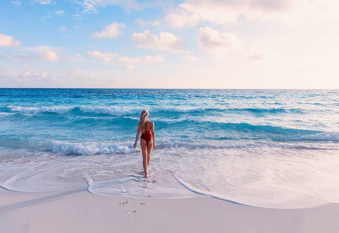 サシャ・カリスのインスタグラム：「“Happiness is the only good. The time to be happy is now. The place to be happy is here. The way to be happy is to make others so.” -Robert Green Ingersoll 👙 @sauipeswimwear」