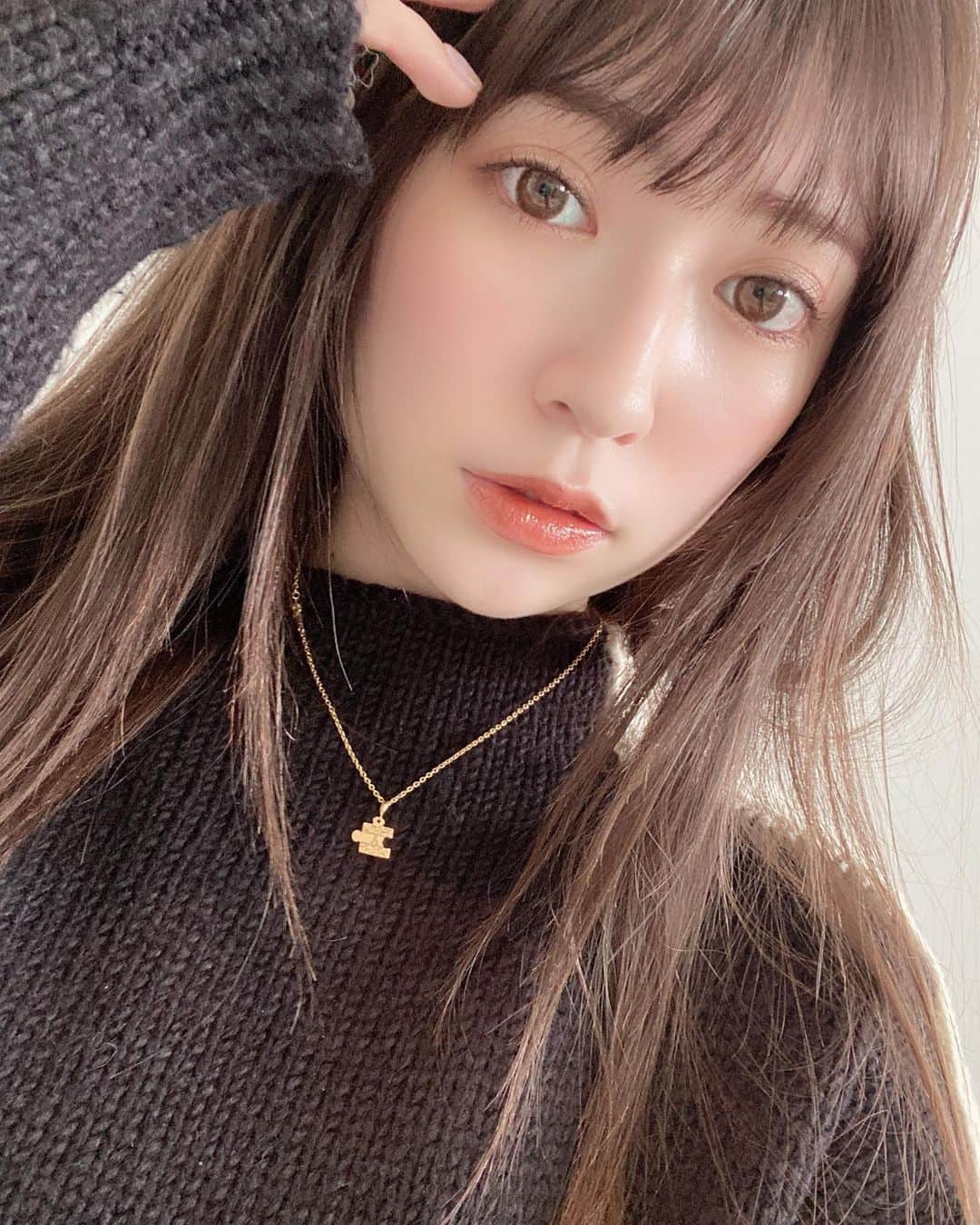 吉田朱里さんのインスタグラム写真 - (吉田朱里Instagram)「テレビや、ライブとかのお仕事の日は しっかりメイクだけど 打ち合わせや、ラジオの時は ナチュラルが好き✨ . 肌の素肌感とか大事にして 落ち着いたカラーを使うの🤍🤍 . 毎日のシチュエーションに合わせた メイクをして、お洋服を着て 色んな自分になれる☺️✨ . 女の子って楽しいね . #メイク　#無敵テラコッタ #本命のブラウン　@bidol_official  #makeup #アカリップ　#アカリンパレット」2月19日 0時41分 - _yoshida_akari