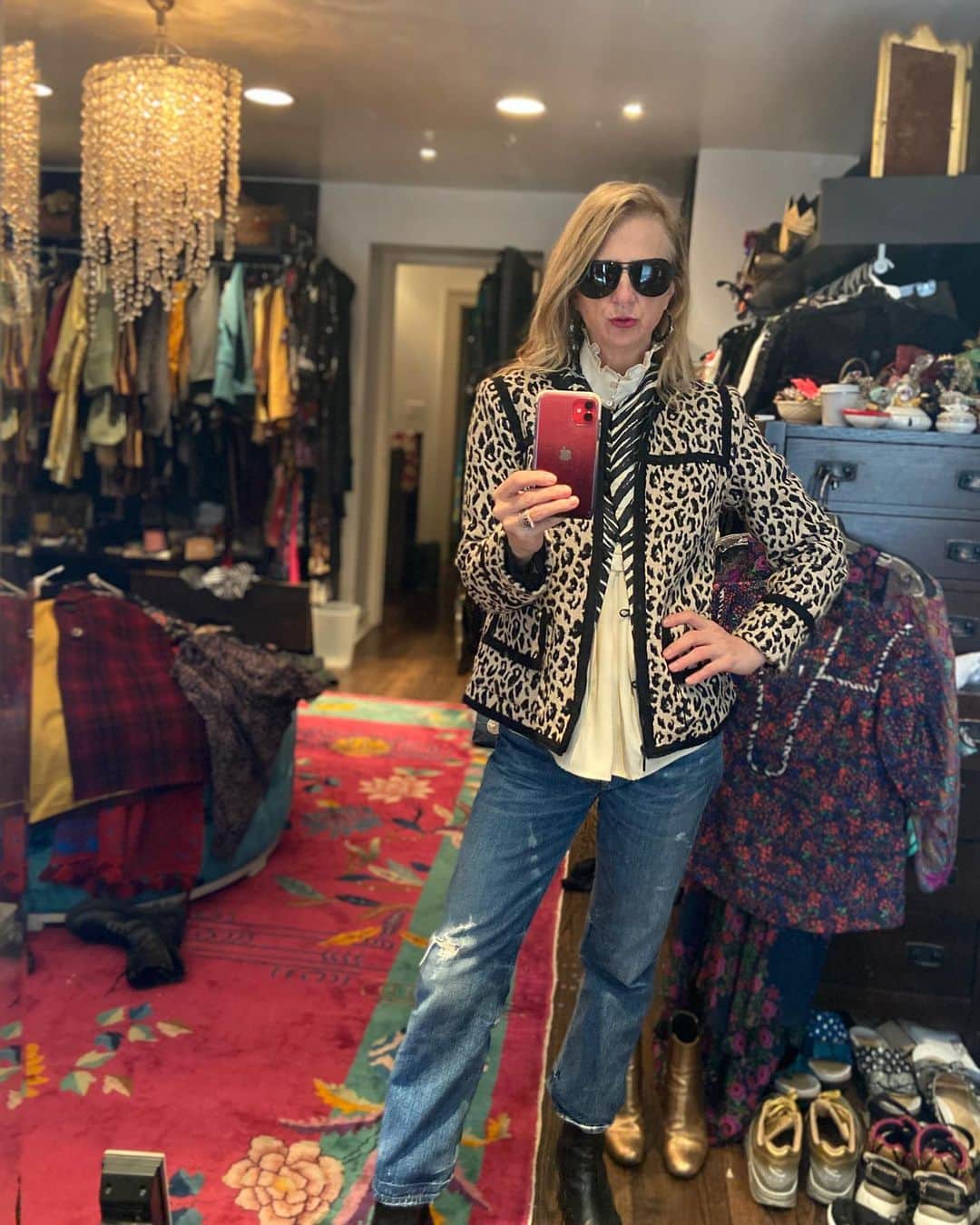 ナネットレポーのインスタグラム：「Mirror face in my Leo jacket 🐆」