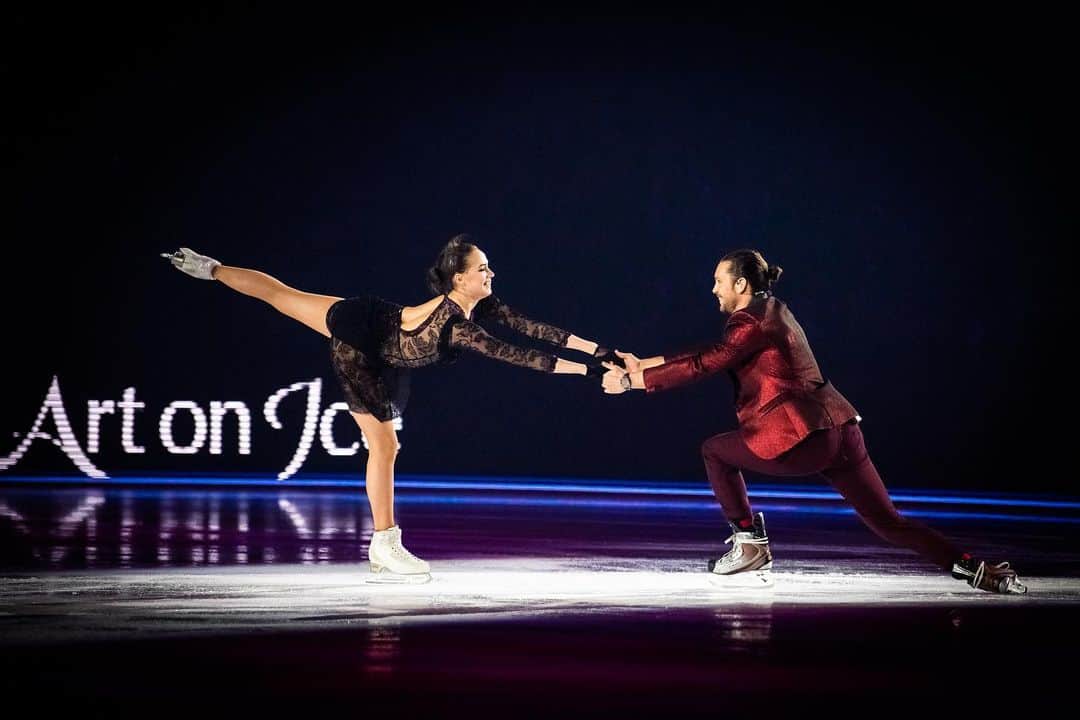 Bastian Bakerさんのインスタグラム写真 - (Bastian BakerInstagram)「Got to watch unreal performers, world class skaters doing their thing in front of me every night @artonicemagic !! @azagitova it was such an honor to sing hallelujah for you. it was definitely one of the highlights of the show for me! When the teams told me I was gonna skate with you I was super happy, but I have to admit that few seconds before the first show my legs were shaking, I was so nervous! Thank you for trusting me and being a super cool young lady, on & off the ice! ❤️ @xam_trankov and #tatianavolosozhar everything was so perfect with you every night, you guys are machines!! It was unreal to see you, the music, and me connect in such a deep level, goosebumps guaranteed when I think about “planned it all” @nikita_katsalapov and @victoria_sinitsina you’re one of the most beautiful couples I’ve ever seen, you can be sure both your names will remain “tattooed on my brain” forever. I will follow your careers and wish you all the best! @philipwarren_ dude, “five fingers” was the one song I wasn’t sure was gonna fit the art on ice format, you made it one of my fav moments! Show after show it was great to see you Rock it!! Not sure when the next time gonna be that someone gonna throw backflips on an ice rink while I’m playing.. last but not least @alexia.paganini hearing the crowd cheering for you, every night even before you skated because of your great results in the last months showed how proud of you the Swiss are! 🇨🇭❤️ I loved every second we spent together and appreciate all the love and efforts you put into making your performance on “id sing for you” one We will never forget. We love to see it! You also are one of the funniest person I met 😂🙏🏽 #thisisit」2月19日 0時37分 - bastianbaker