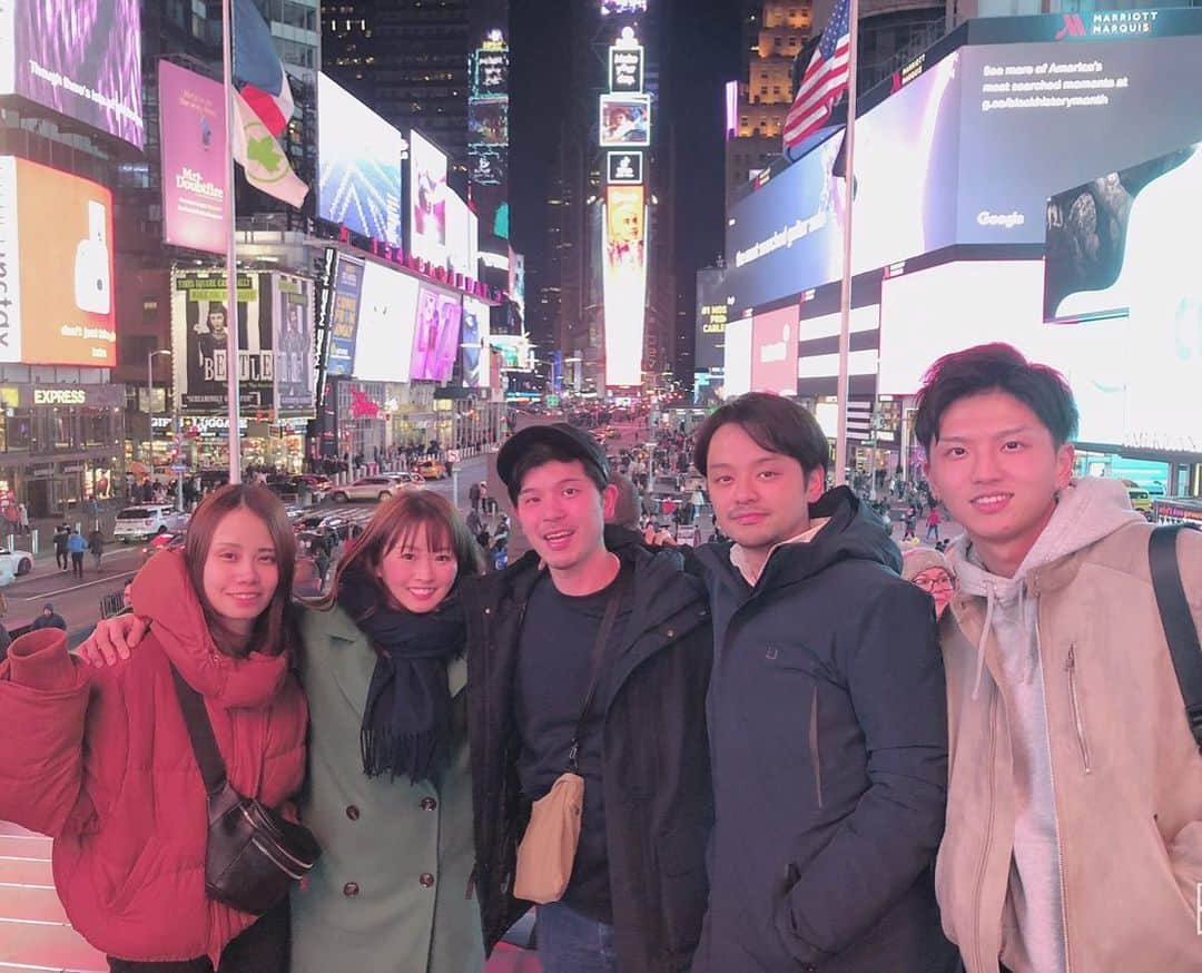 楪望さんのインスタグラム写真 - (楪望Instagram)「🗽NY🇺🇸無事到着しまして✈️ １日目があっという間に終了📺 * 日本で起きているNewsが今アメリカではどのように見られているのか👀 ひたすら取材…取材…の１日でした🎤 * 今回の出張メンバーと👫@TimesSquare  なかなかスケジュール的にはタイトなんだけど、わーわー楽しくやっとります♪(*^^)o∀*∀o(^^*)♪ 忙しすぎて、まだあまりNYは感じられていないのはここだけの話🤭w * さーて！ ２日目も頑張りますよー！🎥🙋‍♀️ * #usa #アメリカ #america #ニューヨーク #nyc  #timessquare #タイムズスクエア #出張 #取材 #ロケ #abematv #abemanews #テレビ朝日 #最高な仲間たち #📺 #🎥 #🎤 #🗽 #🇺🇸」2月19日 0時41分 - nozomi_yuzuriha_official