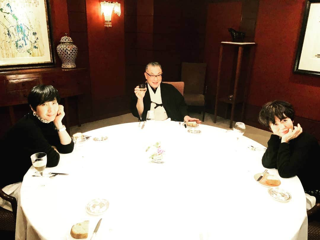 岩下尚史さんのインスタグラム写真 - (岩下尚史Instagram)「皆の予定が合わず、延び延びになっていた、今年初の女史会をレセゾンで🍸  黄金軍鶏にトリュフをたっぷり蒔いた主菜を堪能❇️🍴 美しいソムリエが、白い花に例えて勧めてくれたアイスワインは、とろりと蕩けるよう💕  白雪姫が💋を寄せそうな、艶やかな林檎のお菓子を割ると、香り高いクリームの魅惑🍎  あー、今宵は満足満足🌸  #黒田知永子  #徳田郁子  #佐伯敦子  #帝国ホテル、レセゾン」2月19日 0時52分 - iwashita_hisafumi