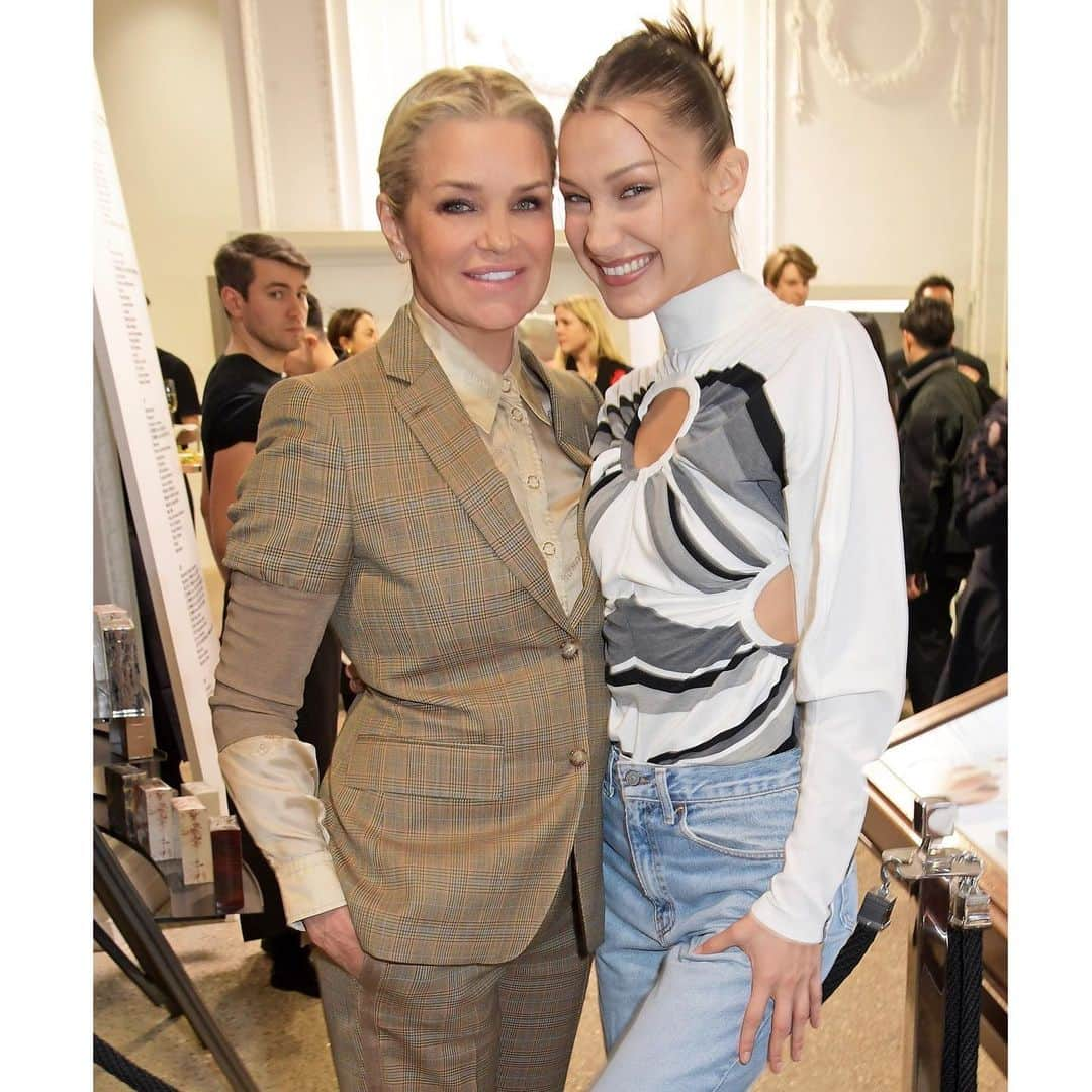 ヨランダ・ハディッドさんのインスタグラム写真 - (ヨランダ・ハディッドInstagram)「❤️With my baby love at her signing for @thelovemagazine with @kegrand #ProudMommy」2月19日 0時55分 - yolanda.hadid