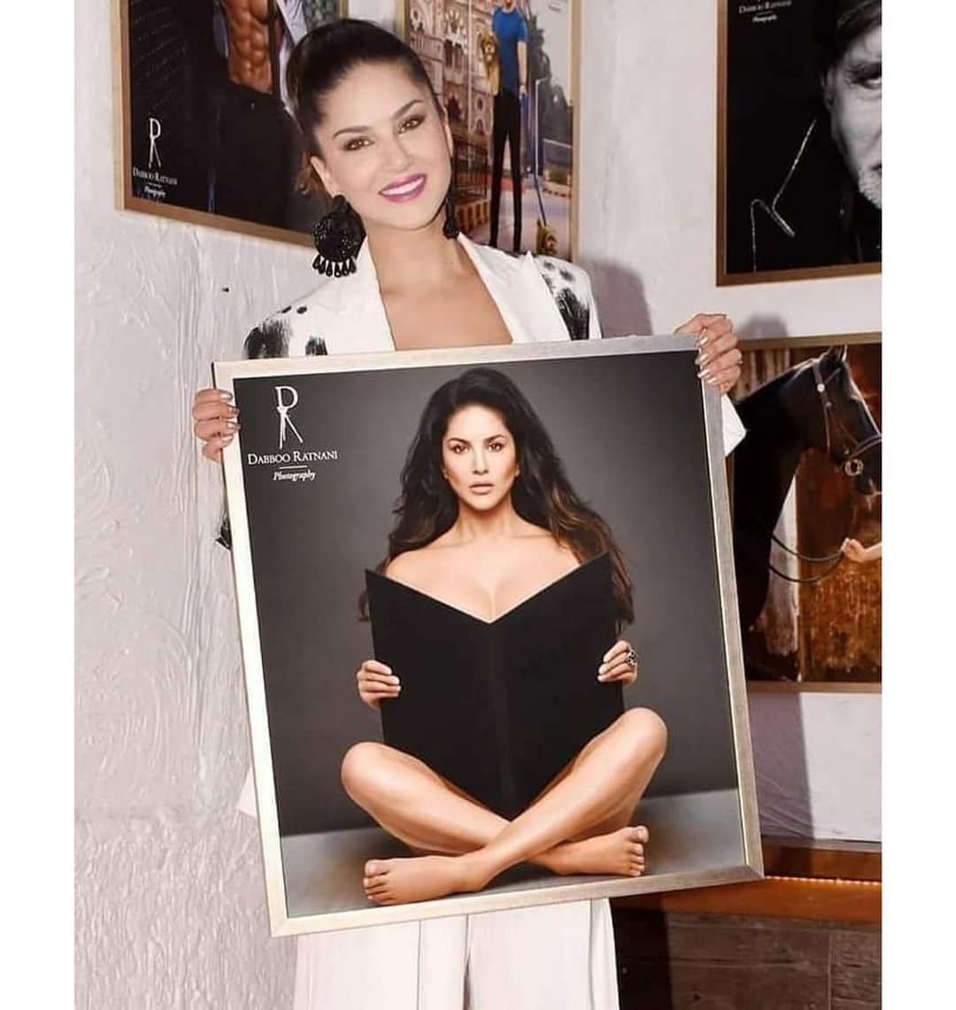 サニー・レオーネさんのインスタグラム写真 - (サニー・レオーネInstagram)「Thank you @dabbooratnani @manishadratnani @dabbooratnanistudio for another amazing calendar shot !!!! Love it !!! Xoxo!!!!」2月19日 0時59分 - sunnyleone