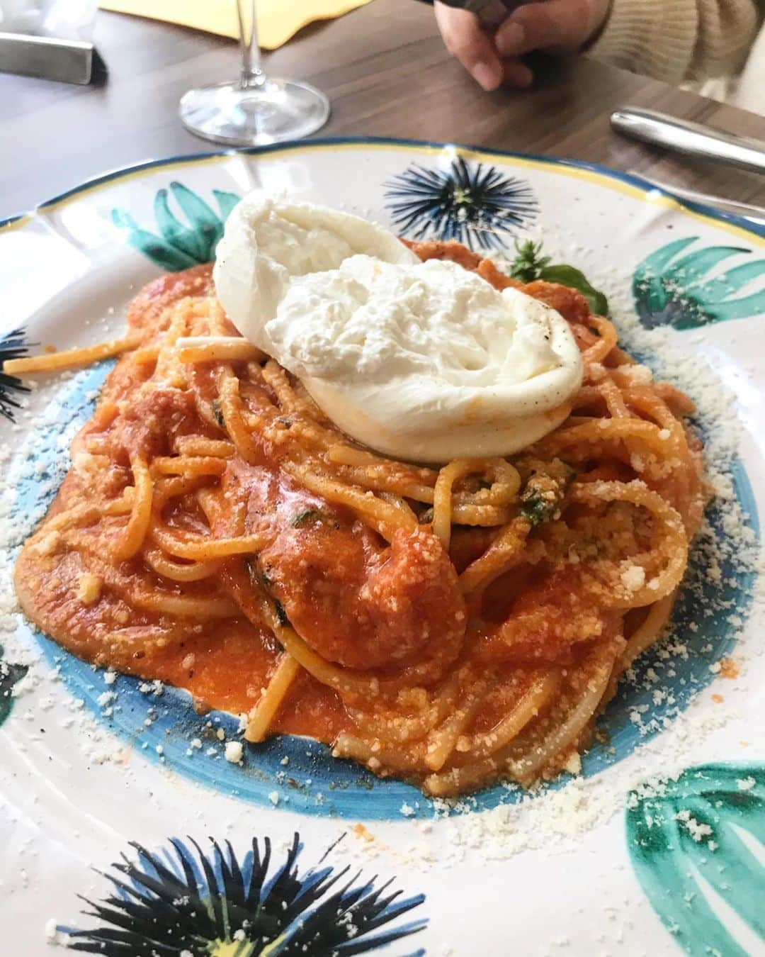 佐倉真衣さんのインスタグラム写真 - (佐倉真衣Instagram)「先日のイタリアンランチ🇮🇹 外観から内装から食器から何もかもが可愛いお店🍋 そしてどれを食べても美味しい！ イタリアン大好きだけど、わりと胃もたれしがちな私が、、笑 この日はぜんっぜん平気だった😍 めちゃくちゃ食べたのになんでなの！ 息子は竹炭のパンがお気に入り🖤 何度もおかわりしました。(ややキレ気味に催促) . そんなお店が今月いっぱいで終わってしまうなんてショック。 あと1回くらいは行きたい気持ち😭♡ . #trattriaamalfitana #shibuya #tokyo #italian #lunch #ランチ#渋谷#男の子ママ」2月19日 0時59分 - maitanaka20