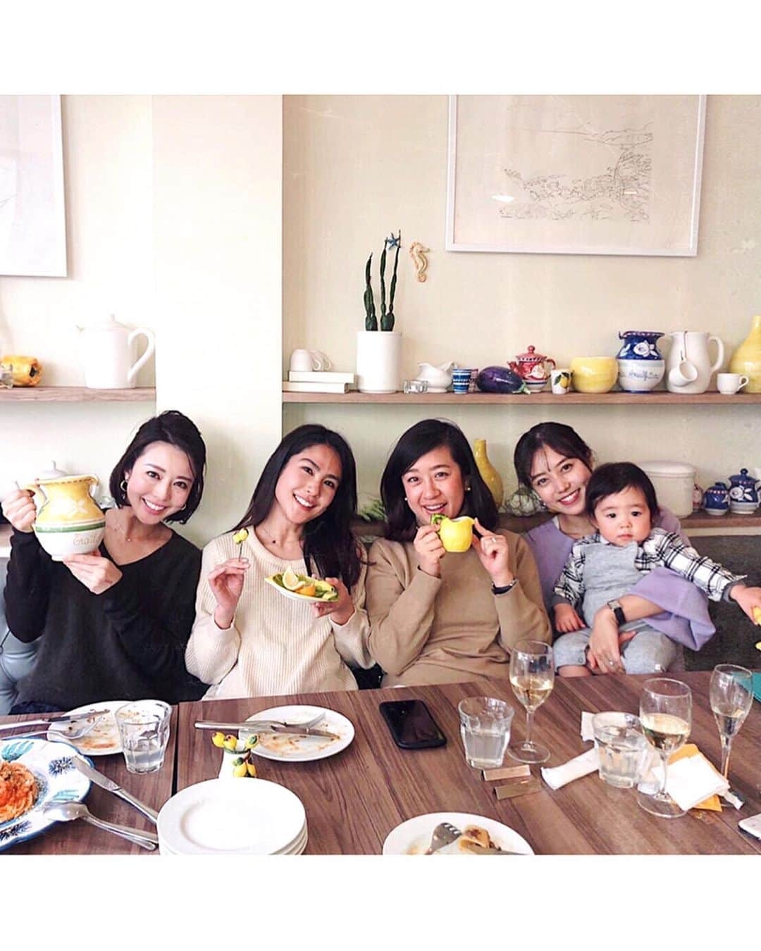 佐倉真衣さんのインスタグラム写真 - (佐倉真衣Instagram)「先日のイタリアンランチ🇮🇹 外観から内装から食器から何もかもが可愛いお店🍋 そしてどれを食べても美味しい！ イタリアン大好きだけど、わりと胃もたれしがちな私が、、笑 この日はぜんっぜん平気だった😍 めちゃくちゃ食べたのになんでなの！ 息子は竹炭のパンがお気に入り🖤 何度もおかわりしました。(ややキレ気味に催促) . そんなお店が今月いっぱいで終わってしまうなんてショック。 あと1回くらいは行きたい気持ち😭♡ . #trattriaamalfitana #shibuya #tokyo #italian #lunch #ランチ#渋谷#男の子ママ」2月19日 0時59分 - maitanaka20