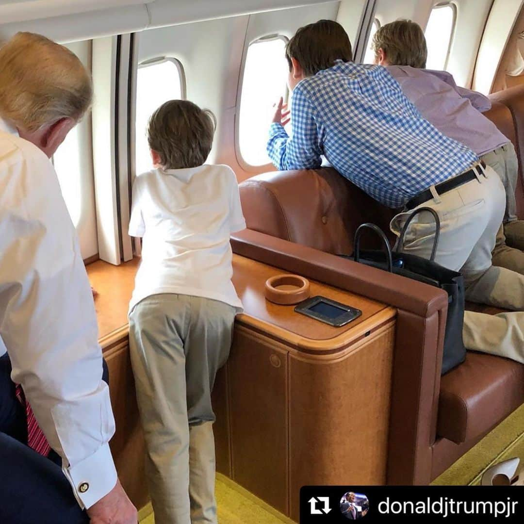 ドナルド・トランプさんのインスタグラム写真 - (ドナルド・トランプInstagram)「#Repost @donaldjtrumpjr with @make_repost ・・・ Grandpa @realdonaldtrump and 3 of his grandkids watching the flyover of Daytona International Speedway yesterday from his room on Air Force One. Such an amazing experience to be able to see and so many incredible patriotic Americans cheering it in was amazing. #daytona」2月19日 1時00分 - realdonaldtrump