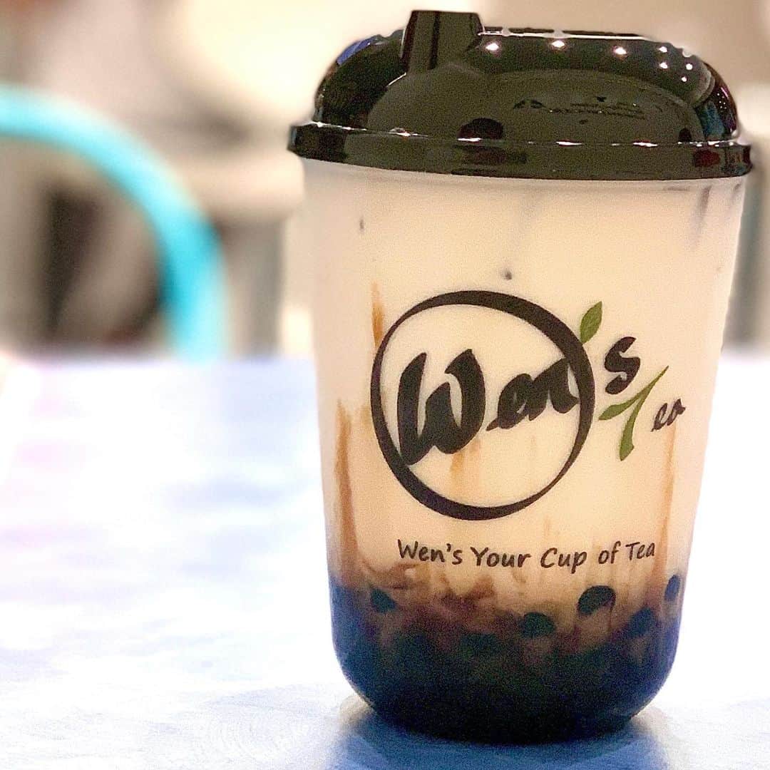 筑間はこべのインスタグラム：「Feb.17 2020 ② Hawaii #wenstea #brownsugarmilktea  #タピオカ飲まない人だけど #流行りにのってみた #タピオカ #これは美味しかった😋 ＃ポストイット のメッセージがすごい #cheesestrawberry #壁 #集合写真 #ユッチャンの前にレインボー #今回2回目のユッチャン #海鮮チヂミ も美味しかった #葛ビビン冷麺 をオススメの食べ方で食べたよ #スープなしトッピングごま油」
