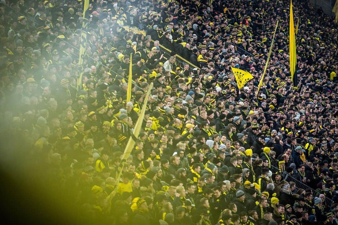 ボルシア・ドルトムントさんのインスタグラム写真 - (ボルシア・ドルトムントInstagram)「💪 ... mit euch im Rücken! #BVBPSG」2月19日 1時13分 - bvb09