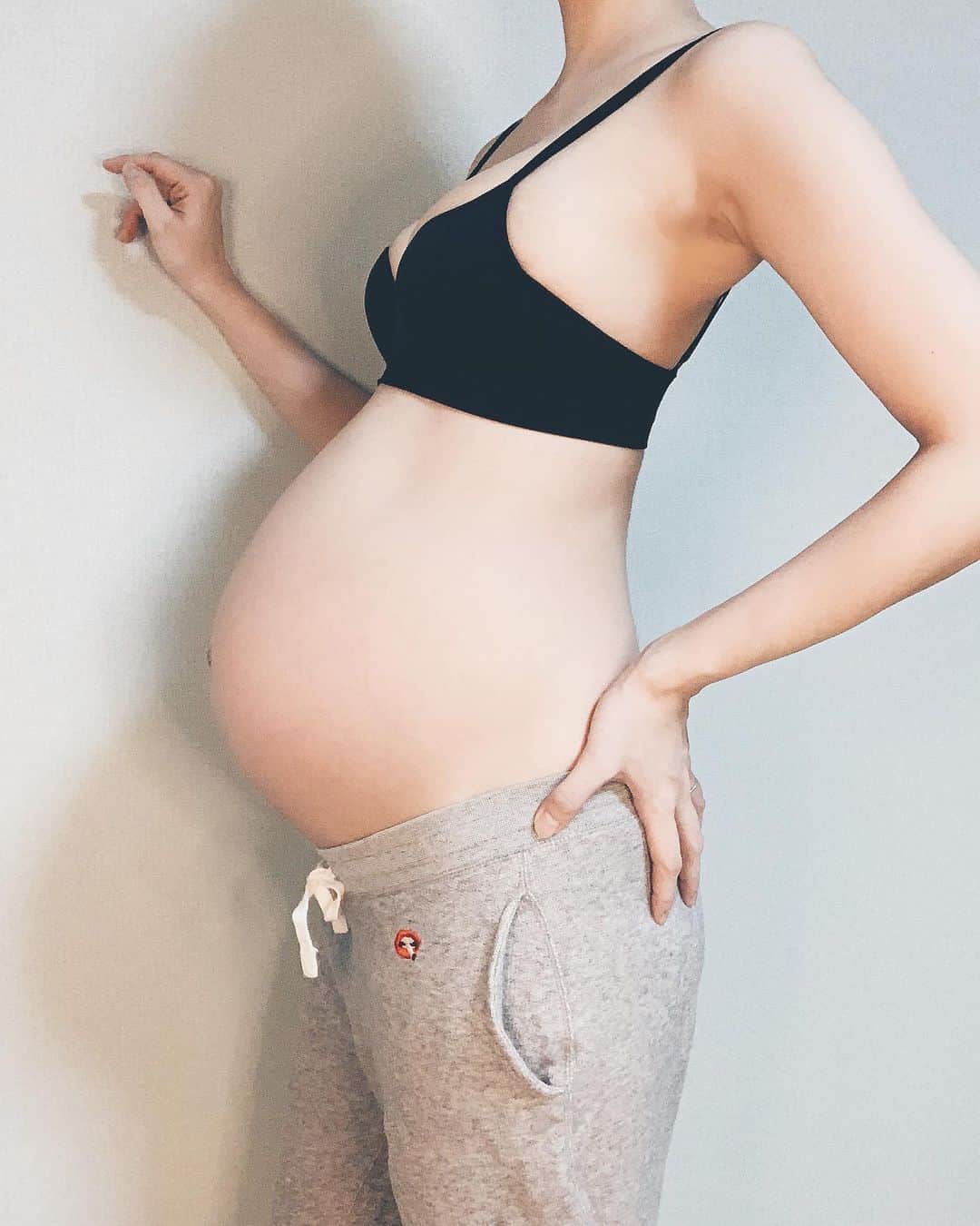 藤本奈月さんのインスタグラム写真 - (藤本奈月Instagram)「妊娠38w なんか、下がったーーー！感がすごかったから、記念にパシャリ。 正面から見た歪なこの感じ🥴w もうすぐ会えるかなあ〜。まだかなあ〜。あと一週間とちょっと！楽しみ☺️☺️😏 産後の形崩れるお胸様の為に、美盛りブラをプレゼント😂❤️ 乳児のお食事処になるお胸様、女性のアイコンとして返り咲けるかって元々咲いてすらなく萎んでたけど。 きっとこのブラなら大丈夫😏😂 @mudewear . . . #mudewear#美盛り#美盛りブラ#盛れる#コーデ#code#お洒落さんと繋がりたい#プチプラ#プチプラコーデ#innerwear#インナーウェア#インナ#roomwear#ルームウェア#loungewear#ootd#fashionista#リラックスタイム#新作#通販#楽天#楽ちん#スッキリ#細見え#下着#ムードウェア#バストメイク#mude」2月19日 1時32分 - natsuki_n2k