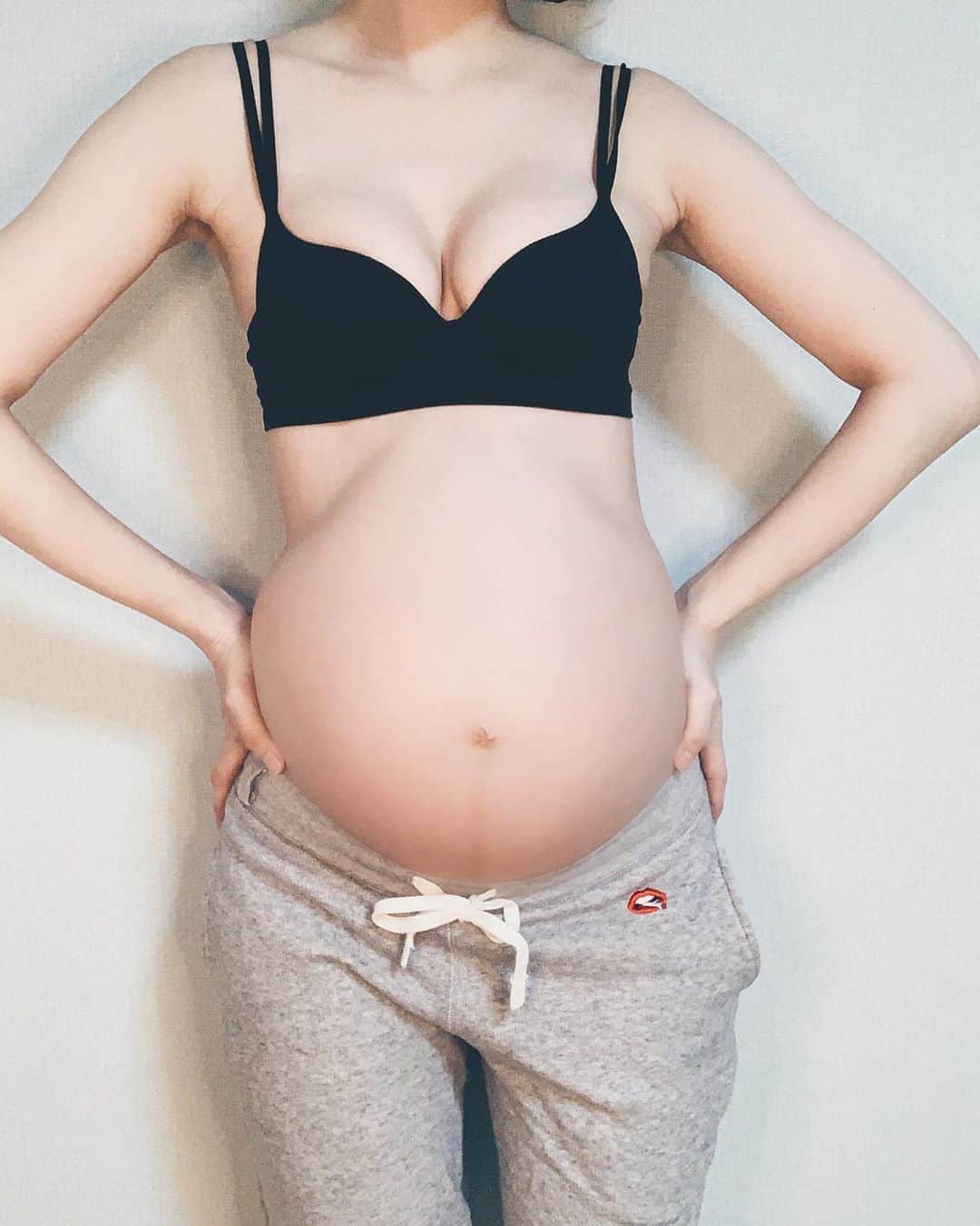 藤本奈月のインスタグラム：「妊娠38w なんか、下がったーーー！感がすごかったから、記念にパシャリ。 正面から見た歪なこの感じ🥴w もうすぐ会えるかなあ〜。まだかなあ〜。あと一週間とちょっと！楽しみ☺️☺️😏 産後の形崩れるお胸様の為に、美盛りブラをプレゼント😂❤️ 乳児のお食事処になるお胸様、女性のアイコンとして返り咲けるかって元々咲いてすらなく萎んでたけど。 きっとこのブラなら大丈夫😏😂 @mudewear . . . #mudewear#美盛り#美盛りブラ#盛れる#コーデ#code#お洒落さんと繋がりたい#プチプラ#プチプラコーデ#innerwear#インナーウェア#インナ#roomwear#ルームウェア#loungewear#ootd#fashionista#リラックスタイム#新作#通販#楽天#楽ちん#スッキリ#細見え#下着#ムードウェア#バストメイク#mude」