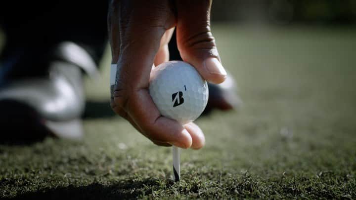 タイガー・ウッズのインスタグラム：「The reinvented @bridgestonegolf TOUR B is out now with its REACTIV cover.」