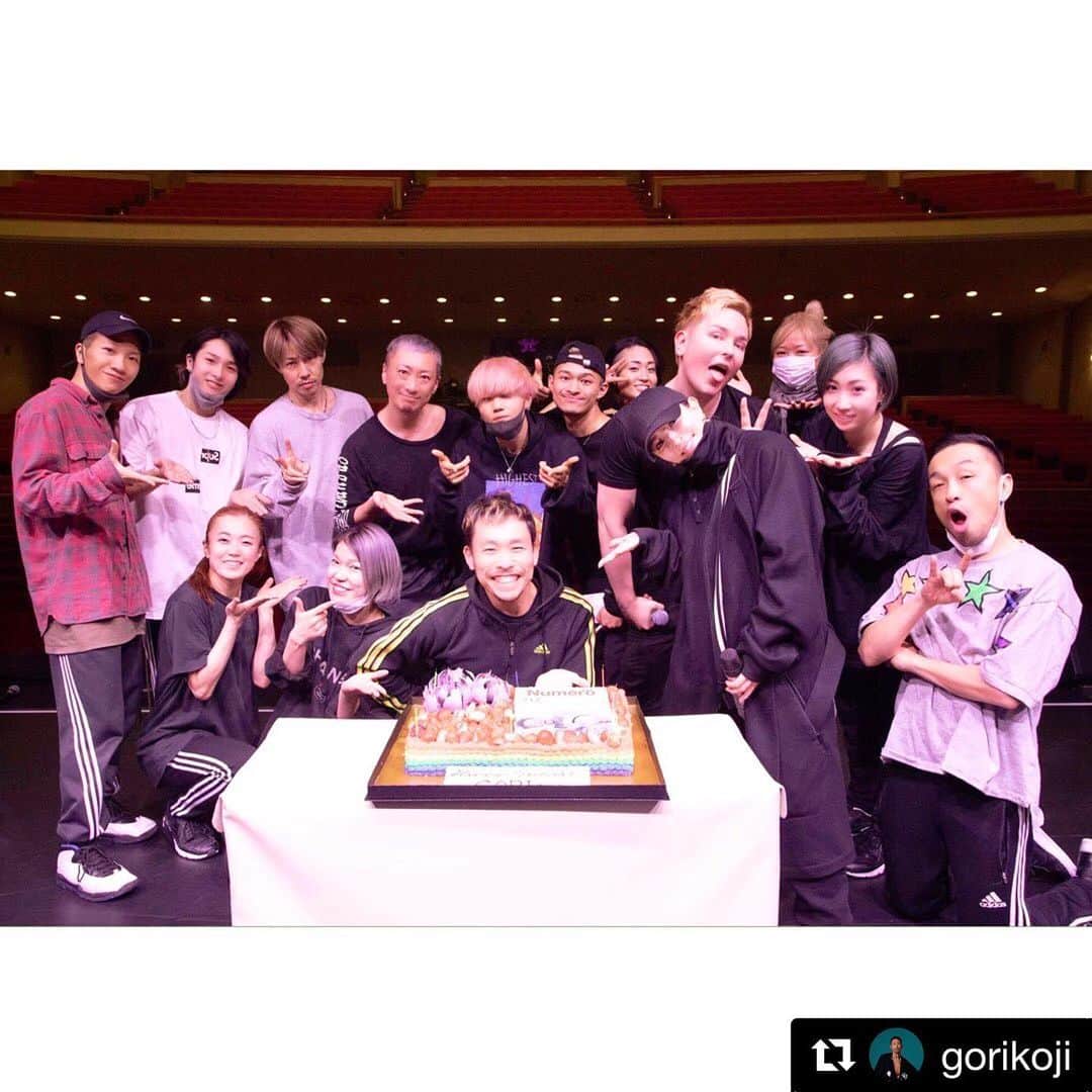 荒木駿平のインスタグラム：「#Repost @gorikoji ・・・・・・・ Happy birthday ゴリさん🎂🎊🎉💫 いつも本当にありがとうございます！！ ゴリさんの作りたい世界を表現する為にもっとカッコよく綺麗に踊れる様に頑張ります💪🦾💪🦾 これからもよろしくお願いします🤲 . 素敵な一年でありますように💫 . . #goriさん振り好きです #ただゴリさんの様には踊れない #でも好き #サイゴノトラブル」
