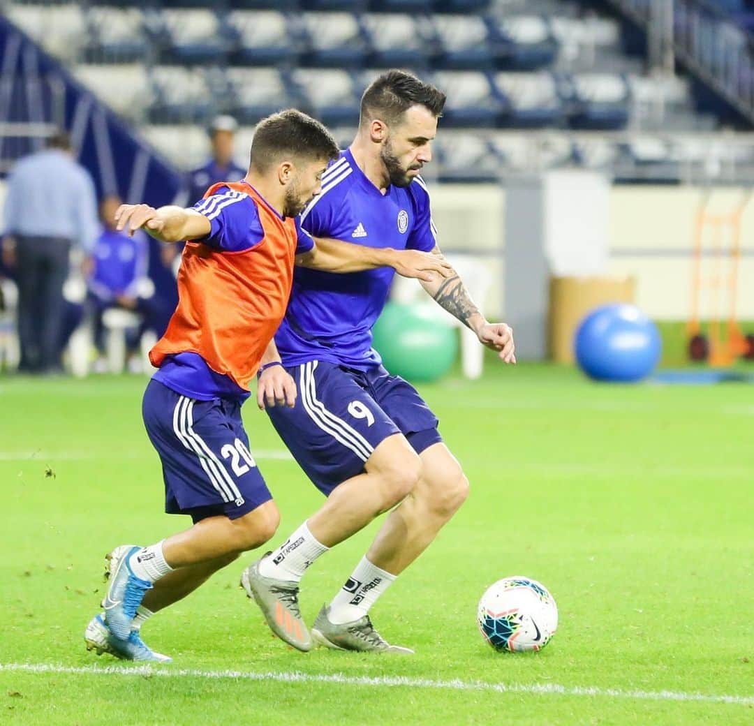 アルバロ・ネグレドさんのインスタグラム写真 - (アルバロ・ネグレドInstagram)「@tozecarvalho10 you can see the ball... but you can touch it!!! 🤪🤪🤪 #Training #AlNasr 💪🏼💙🙏🏼⚽️」2月19日 1時26分 - alvaronegredo9