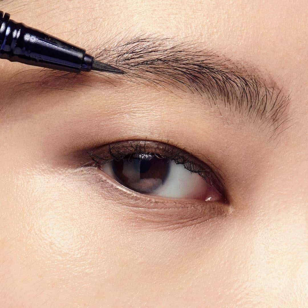 エスティローダーさんのインスタグラム写真 - (エスティローダーInstagram)「Reasons we’re obsessed with our NEW Featherlight Brow Enhancer: 🌟Calligraphy-style brush helps create ultra fine hair-like strokes 🌟Buildable defintion can take you anywhere from a natural brow, to a bold brow 🌟It’s long-wearing, water- and sweat-resistant」2月19日 1時28分 - esteelauder