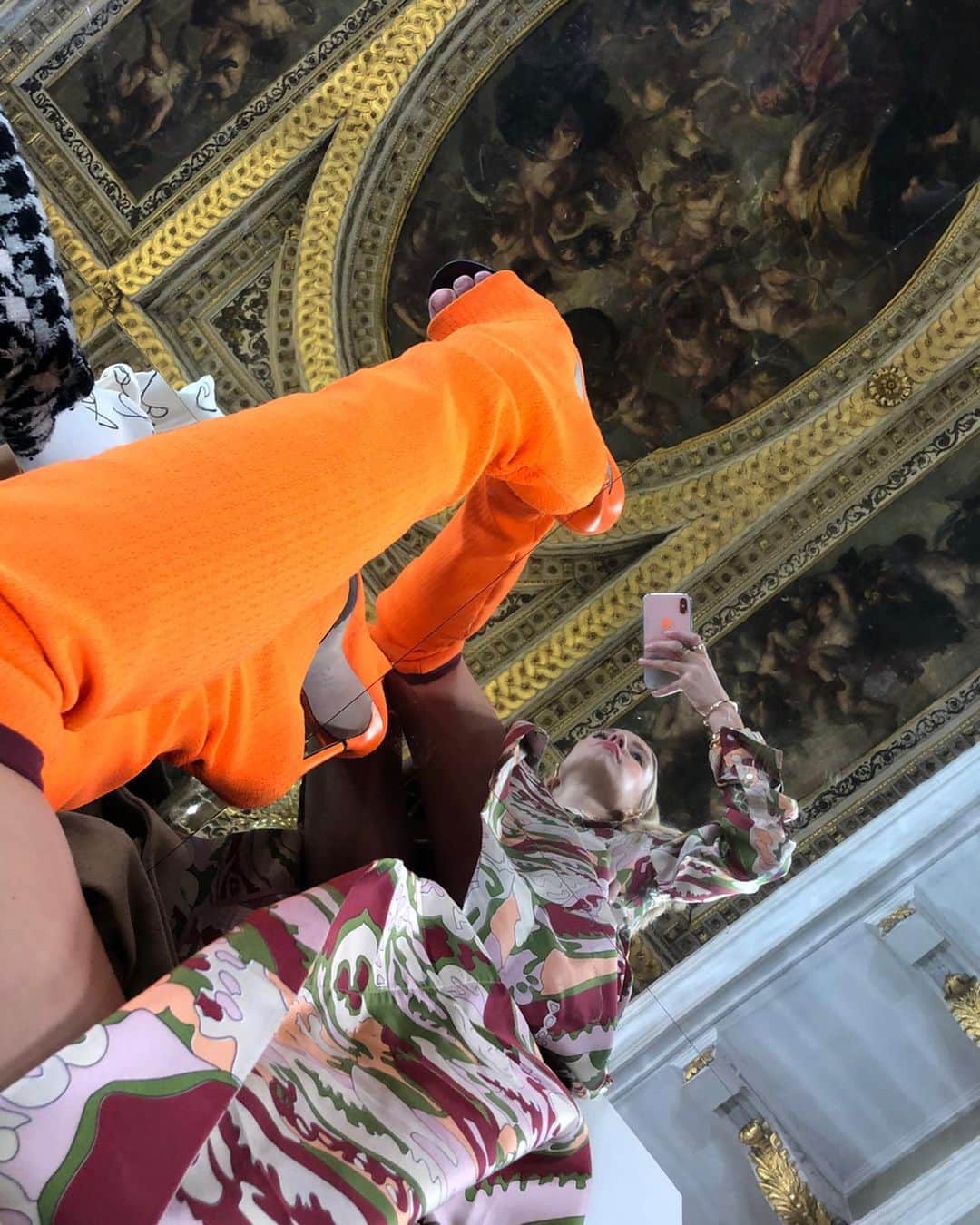 レオニー・ハンネさんのインスタグラム写真 - (レオニー・ハンネInstagram)「Orange deets @victoriabeckham. 🧡 Anzeige/Tag Pic: @edwardspict #VictoriaBeckham #lfw #london」2月19日 1時29分 - leoniehanne