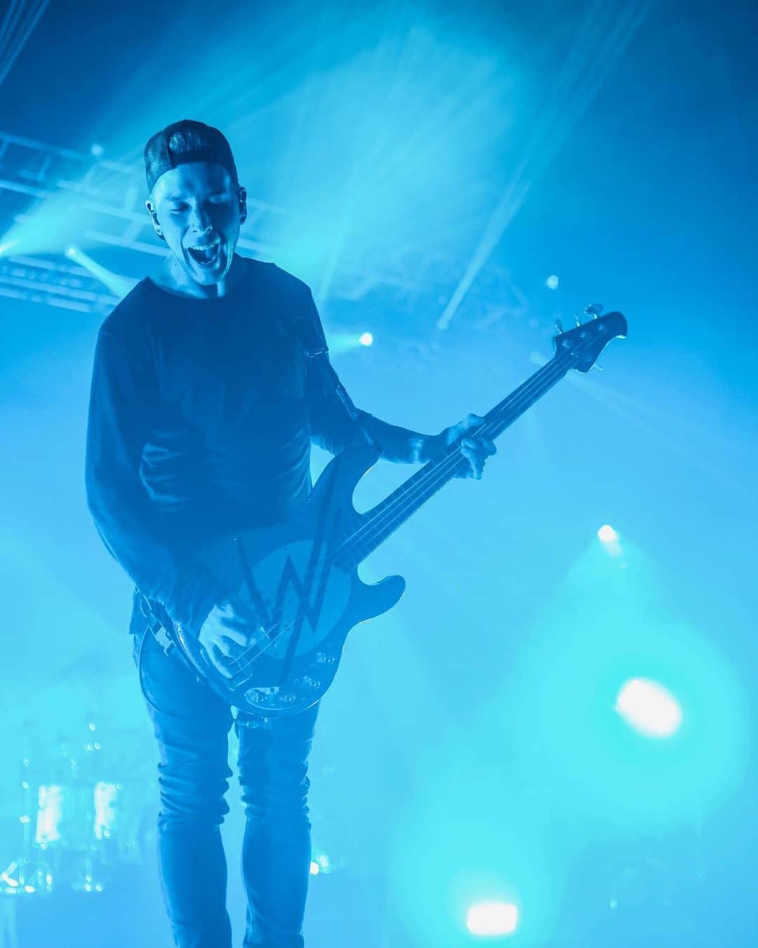 ジャスティン・ヒルズのインスタグラム：「I’m yelling “who has their tickets to see @sleepingwithsirens @theamityaffliction @strayfromthepath @unitytx?”」