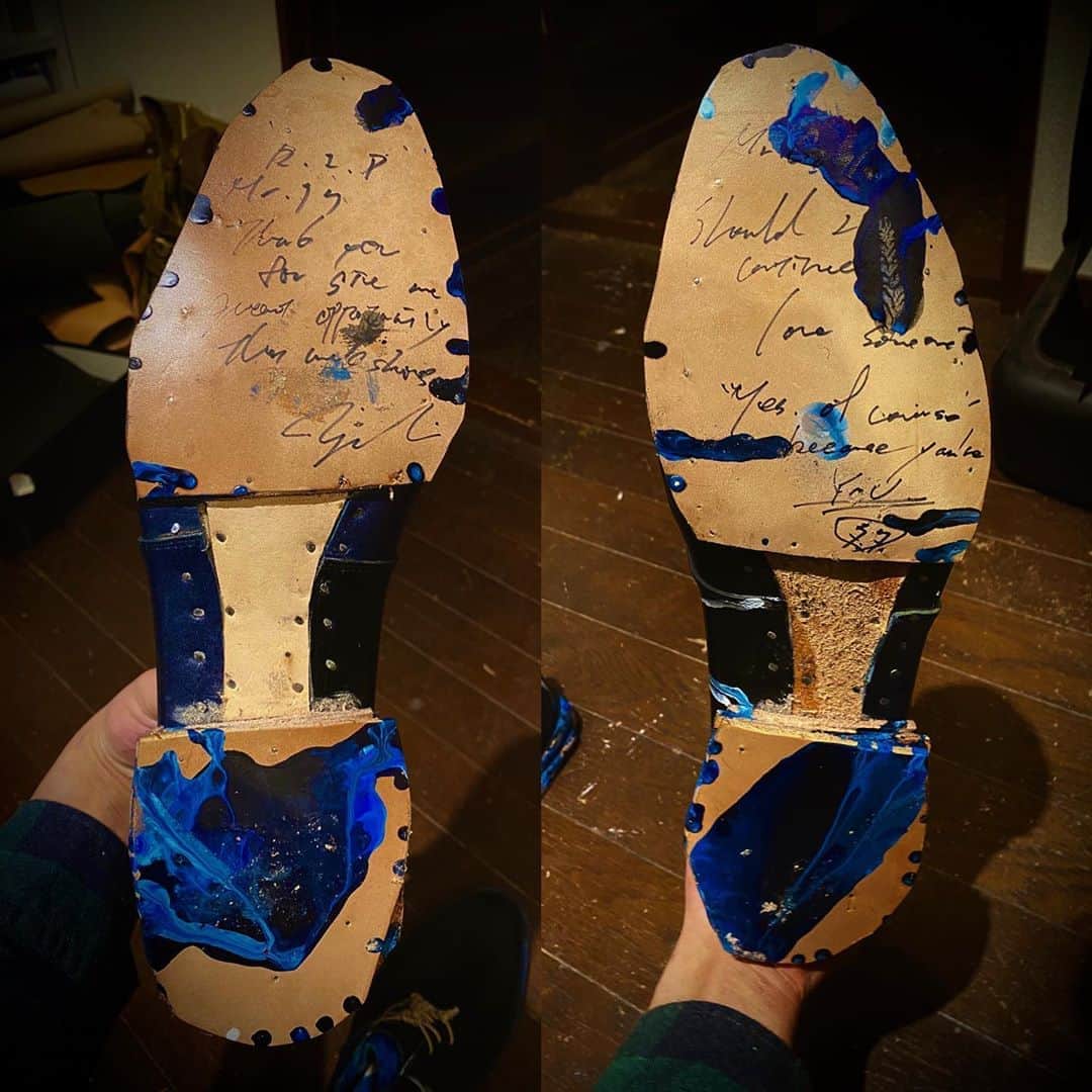 花田優一のインスタグラム：「、 裏は、中身を出して、リアルに。  生々しく。  #shoes #craftsman #art」