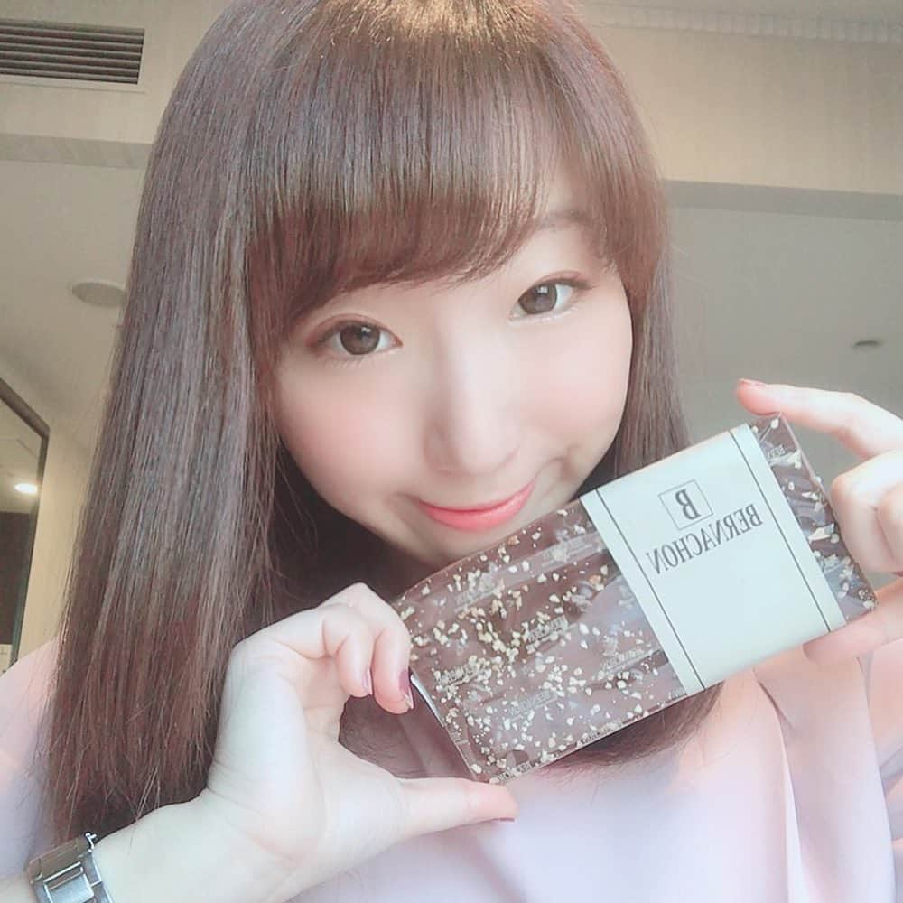 高橋遥さんのインスタグラム写真 - (高橋遥Instagram)「*﻿ ﻿ バレンタインの自分チョコ\(◡̈)/﻿ ﻿ サロンデュショコラで購入した﻿ ベルナシオン（BERNACHON）の﻿ タブレット　パータタルティネ　ノワール♡﻿ ﻿ カカオ55%のビタータイプ﻿ ヘーゼルナッツもたくさん入っていて﻿ とってもおいしかったです♡﻿ ﻿ 美味しいチョコレートに囲まれて﻿ 幸せな時間でした♡♡♡﻿ ﻿ #サロンデュショコラ2020﻿ #サロンデュショコラ #サロンデュショコラ東京﻿ #チョコレート #ショコラ﻿ #chocolate #タブレット #パータタルティネ﻿ #bernachon #ベルナシオン #フランス﻿ #valentine #バレンタイン #自分チョコ﻿ #ご褒美チョコ﻿ #リリマリ #はるかり」2月19日 1時38分 - haruka.takahashi.33