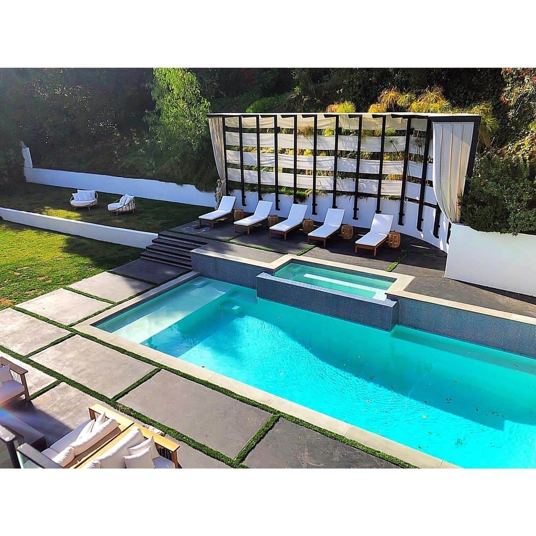 エリン フェザーストンのインスタグラム：「The view from above of @jennadewan sprawling outdoor space. Makes you want to dive right in! All outdoor furniture came from @allmodern #erinxjenna」