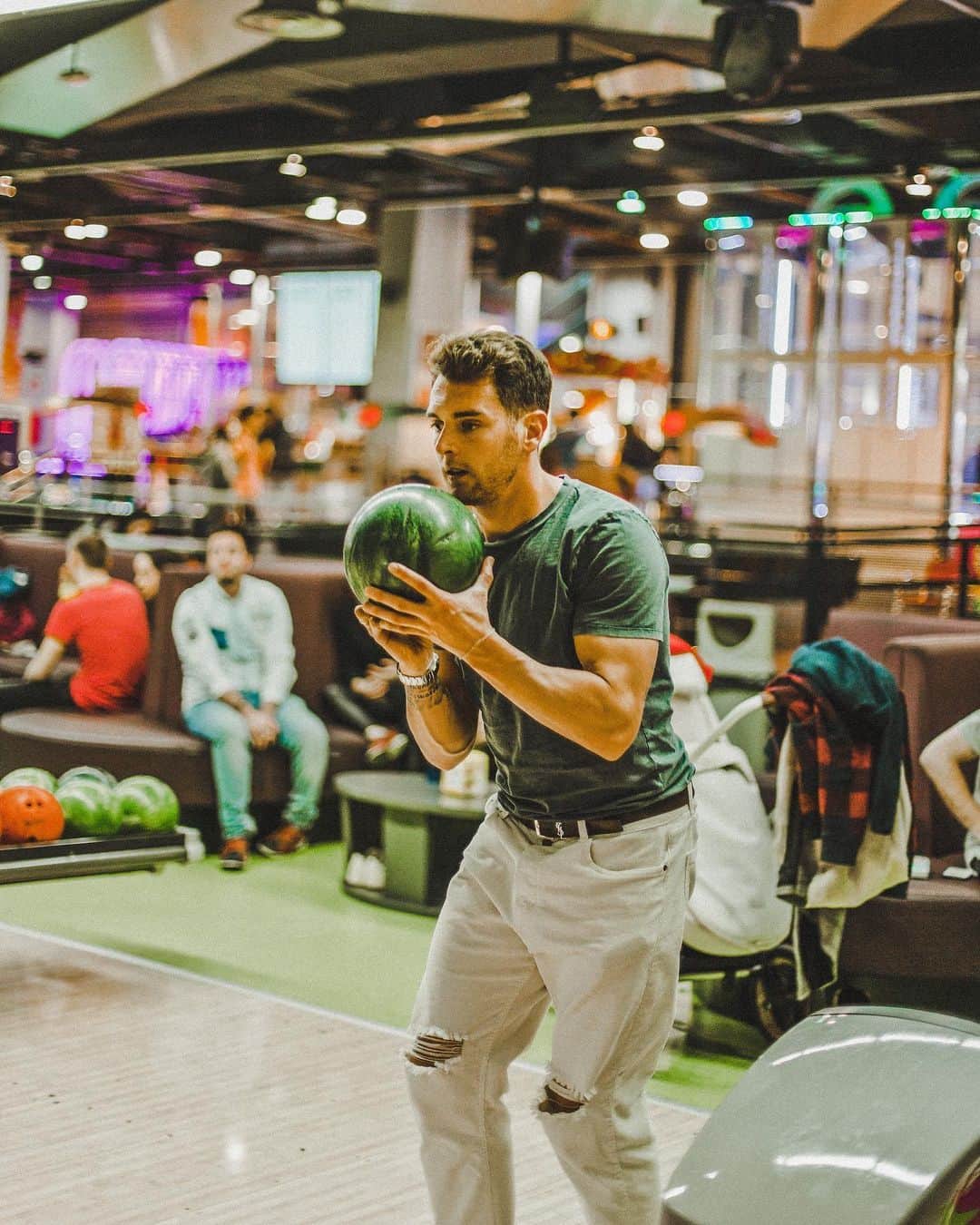 イバイ・ゴメスのインスタグラム：「Y después de muchos años... 🎳 ¡Y fue una tarde muy divertida! ¿Os gusta jugar a los bolos? 🤔 Quiero saber vuestro récord 🙏🏻😬」