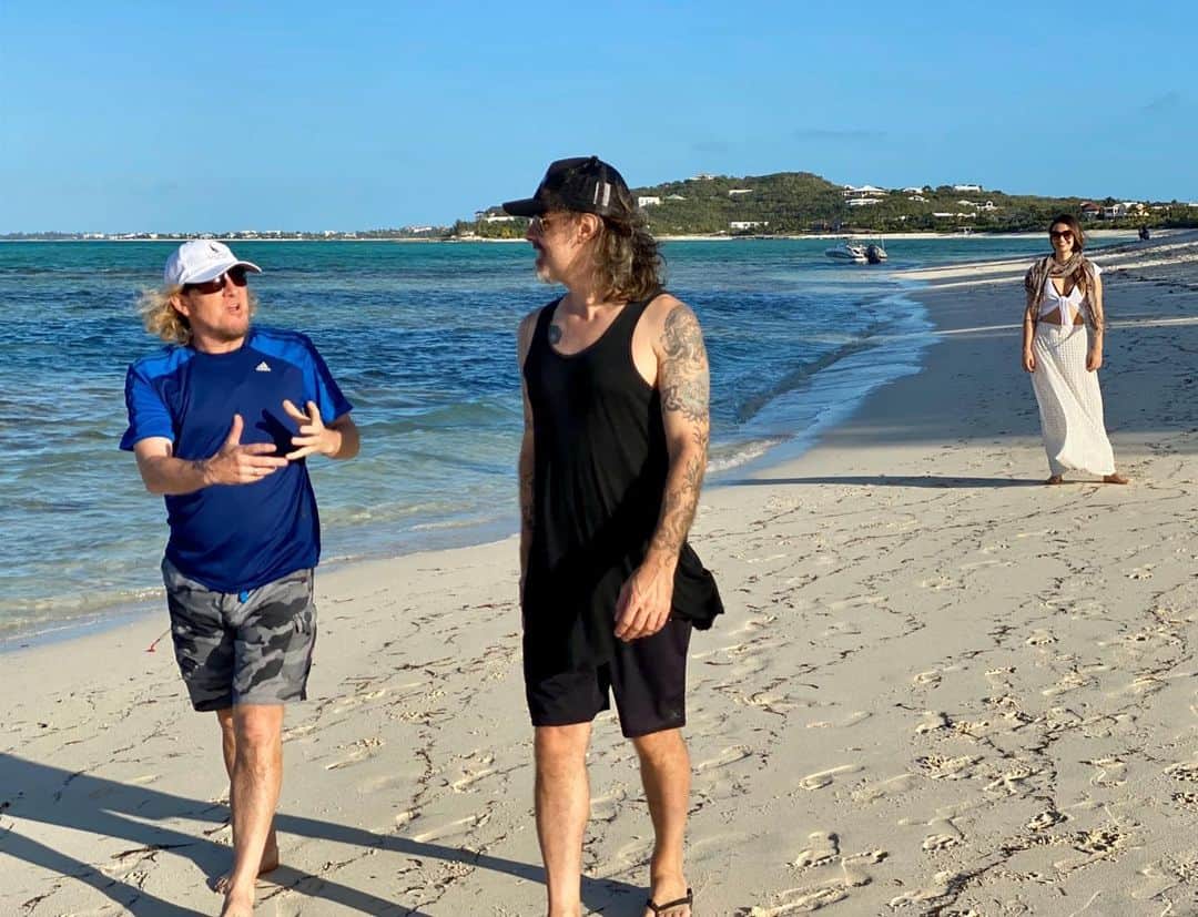 エイドリアン・スミスのインスタグラム：「#anotherfineday plotting in #paradise @richie_kotzen @turksandcaicos_official」